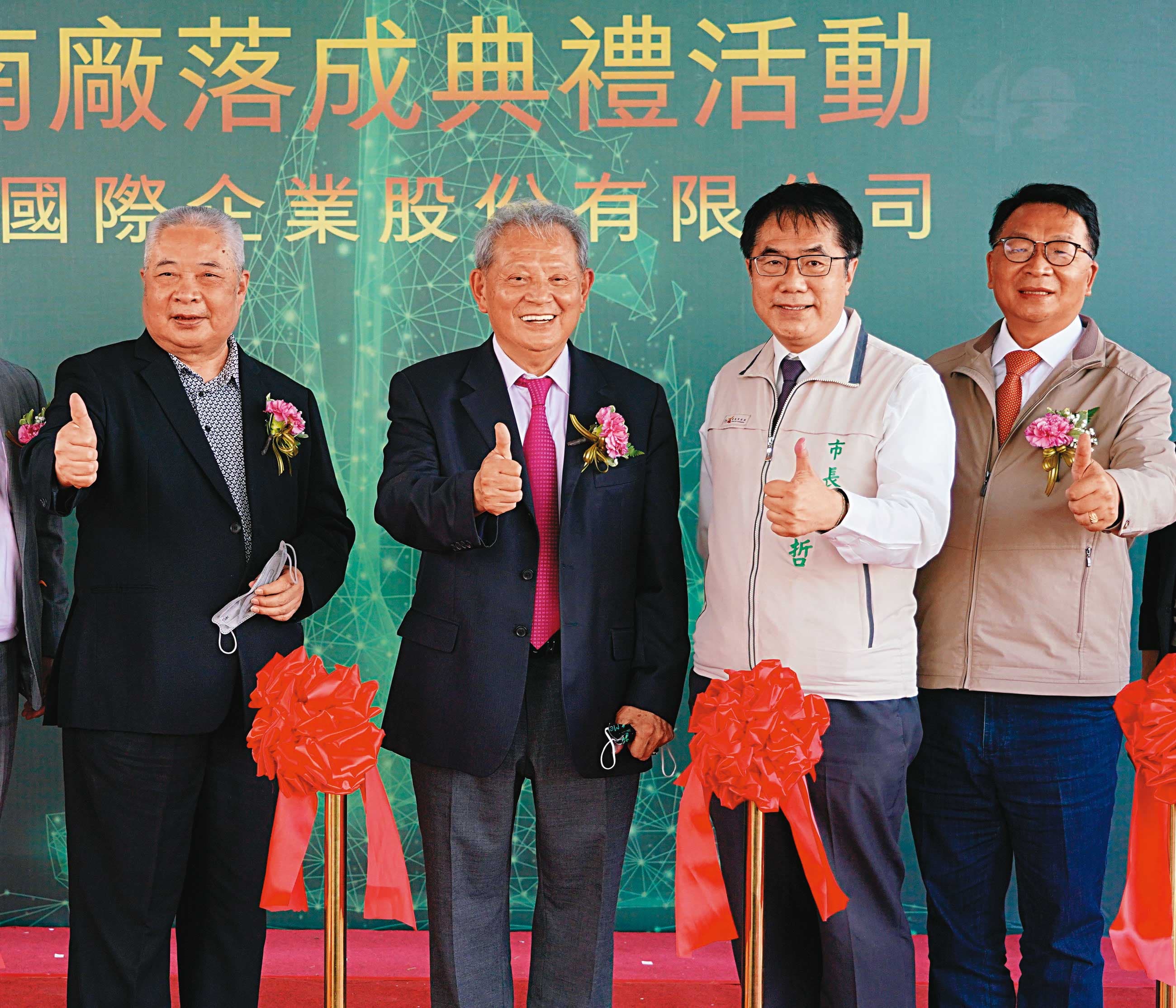 美喆董事長陳本源(左2)打算以稻殼地板等新產品,開拓更多新客戶與新業務。