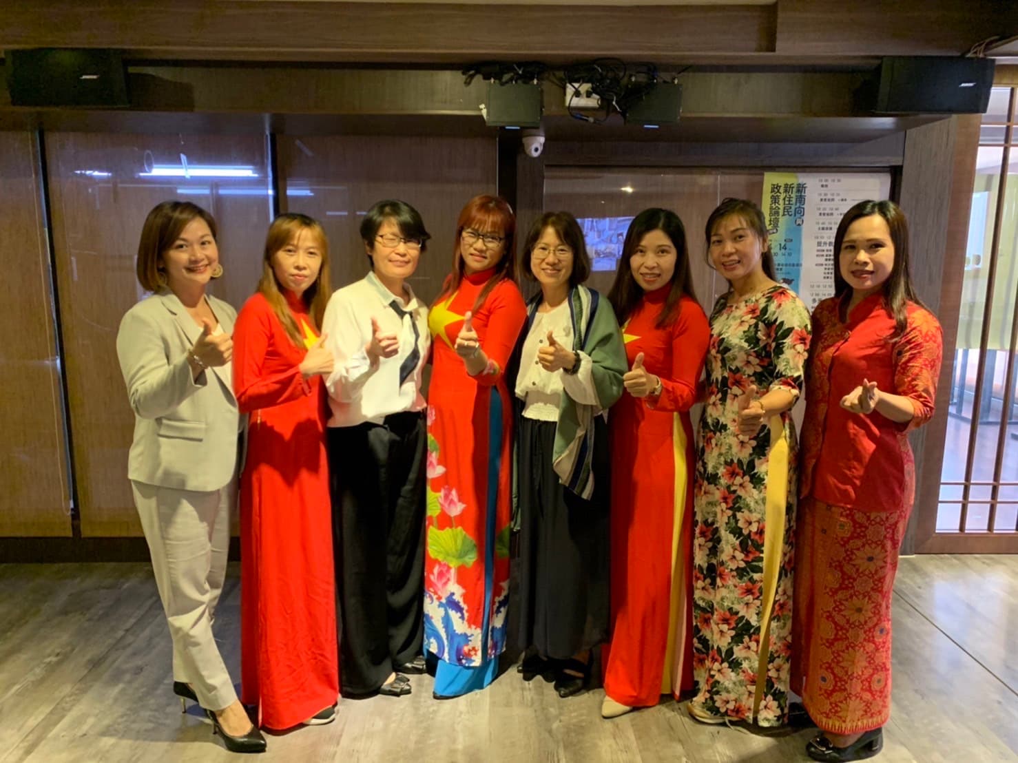 移民署移民事務組組長黃齡玉(右四)、嘉義市服務站主任黃艷薰(左三)和參與的新住民朋友合影。(移民署嘉義市服務站提供)