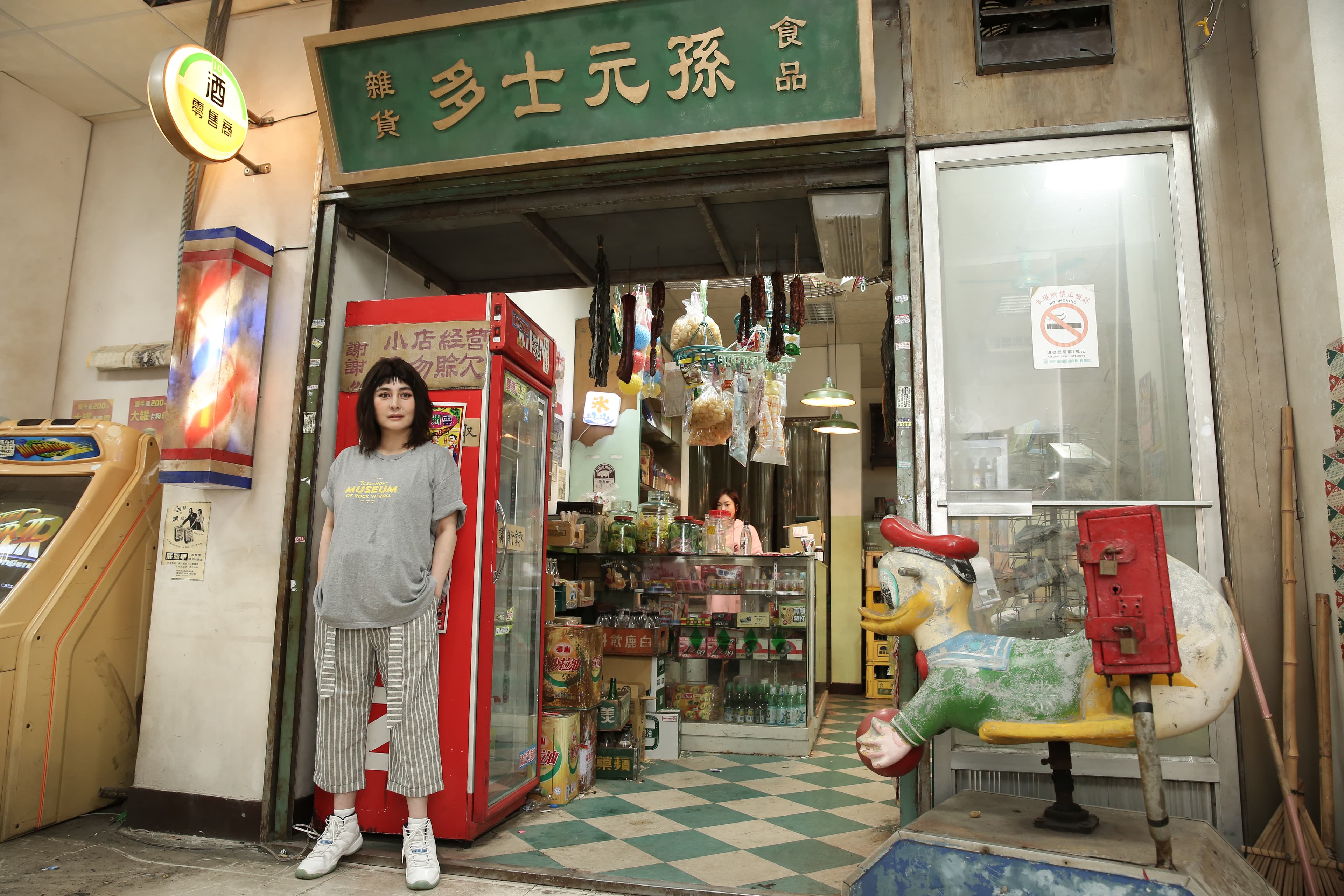劇組在士林外事警察局搭建老式雜貨店場景,陳設相當有年代感。