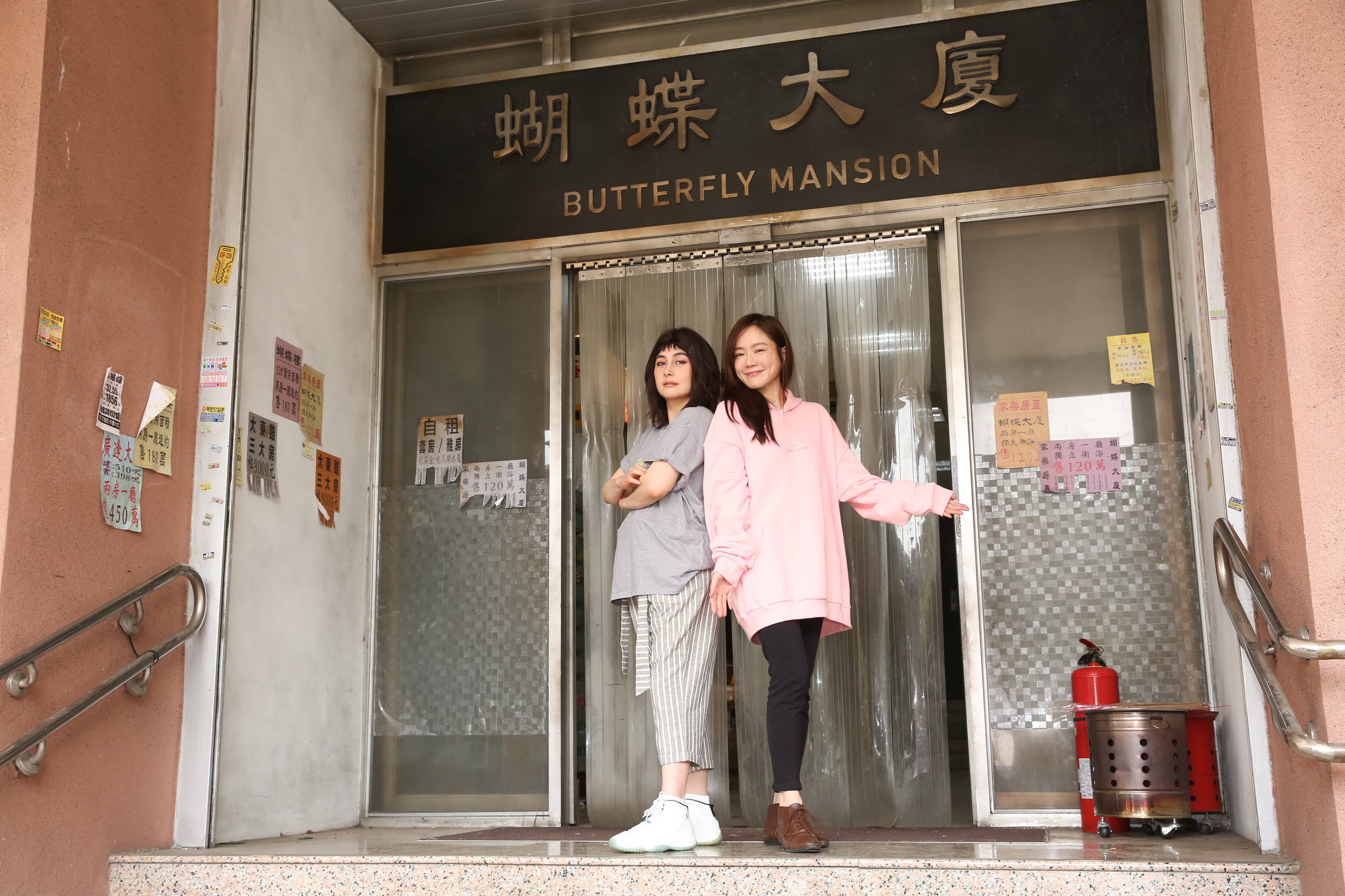 尹馨身上的帽T是何超儀親自設計,並送給尹馨的禮物,尹馨相當喜歡。