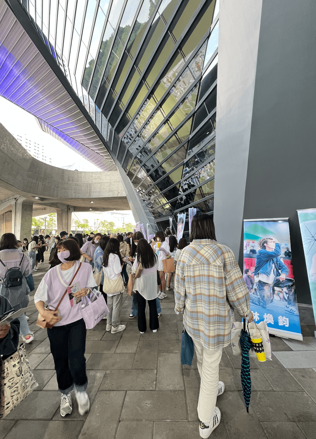 下午4點左右,台北流行音樂中心外的廣場已經滿滿都是Ozone粉絲。