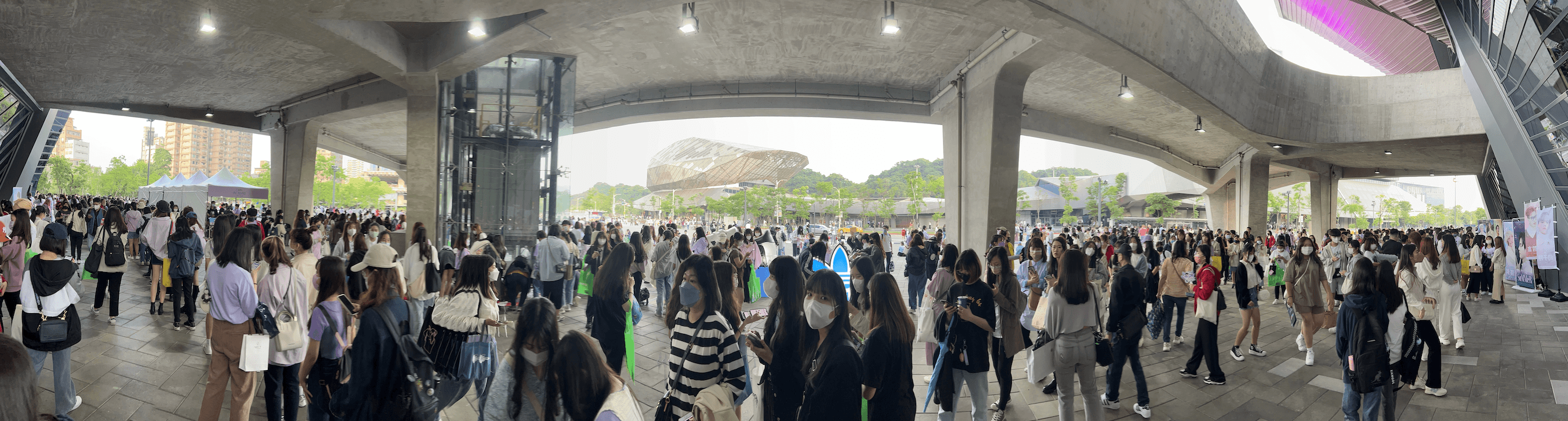 下午4點左右,台北流行音樂中心外的廣場已經滿滿都是Ozone粉絲。