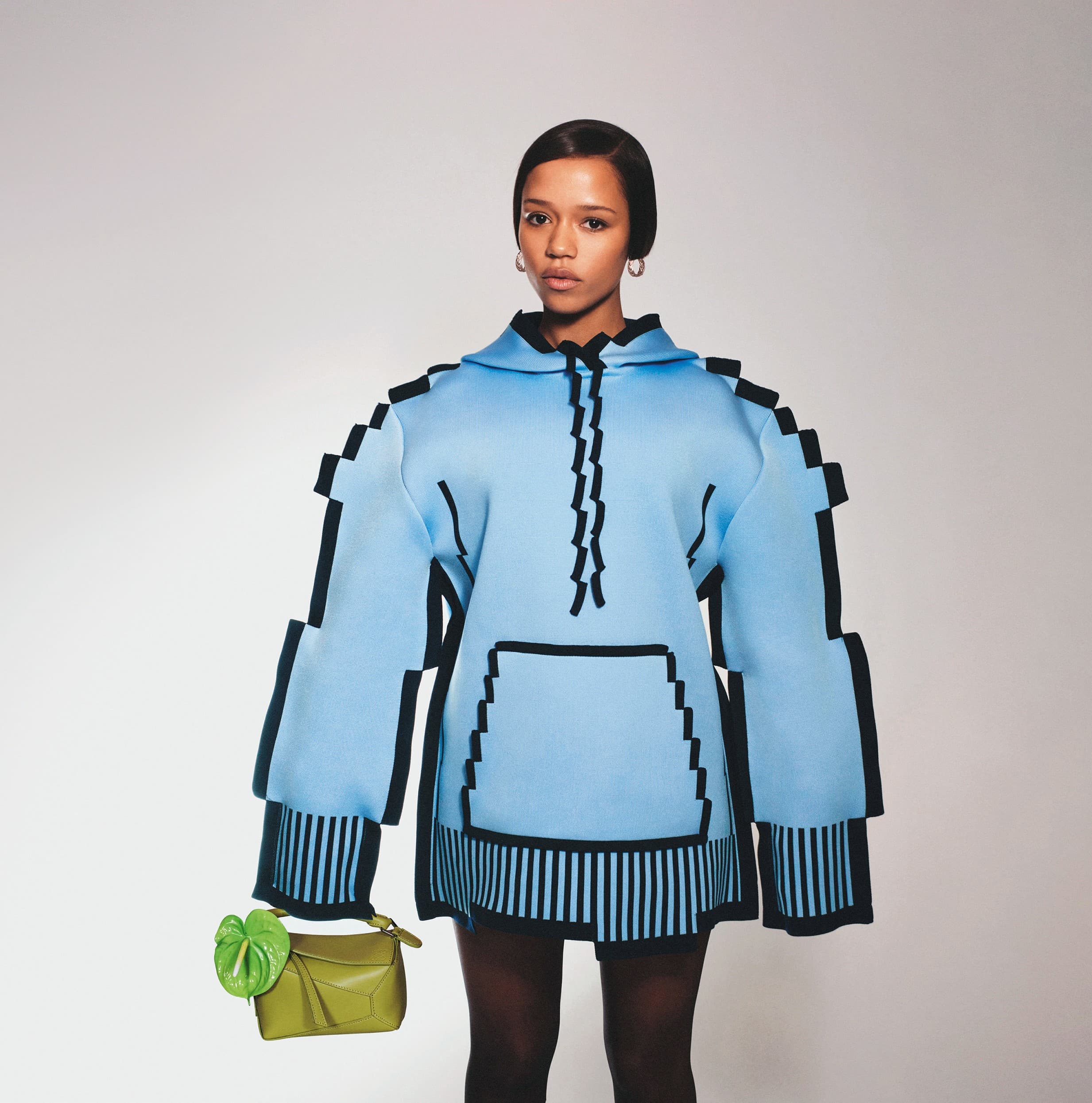 2023年春夏LOEWE以像素圖實驗系列,顛覆一般人對於平面服裝的想像。科技針織像素圖連帽衫,NT$83,000。(LOEWE提供)