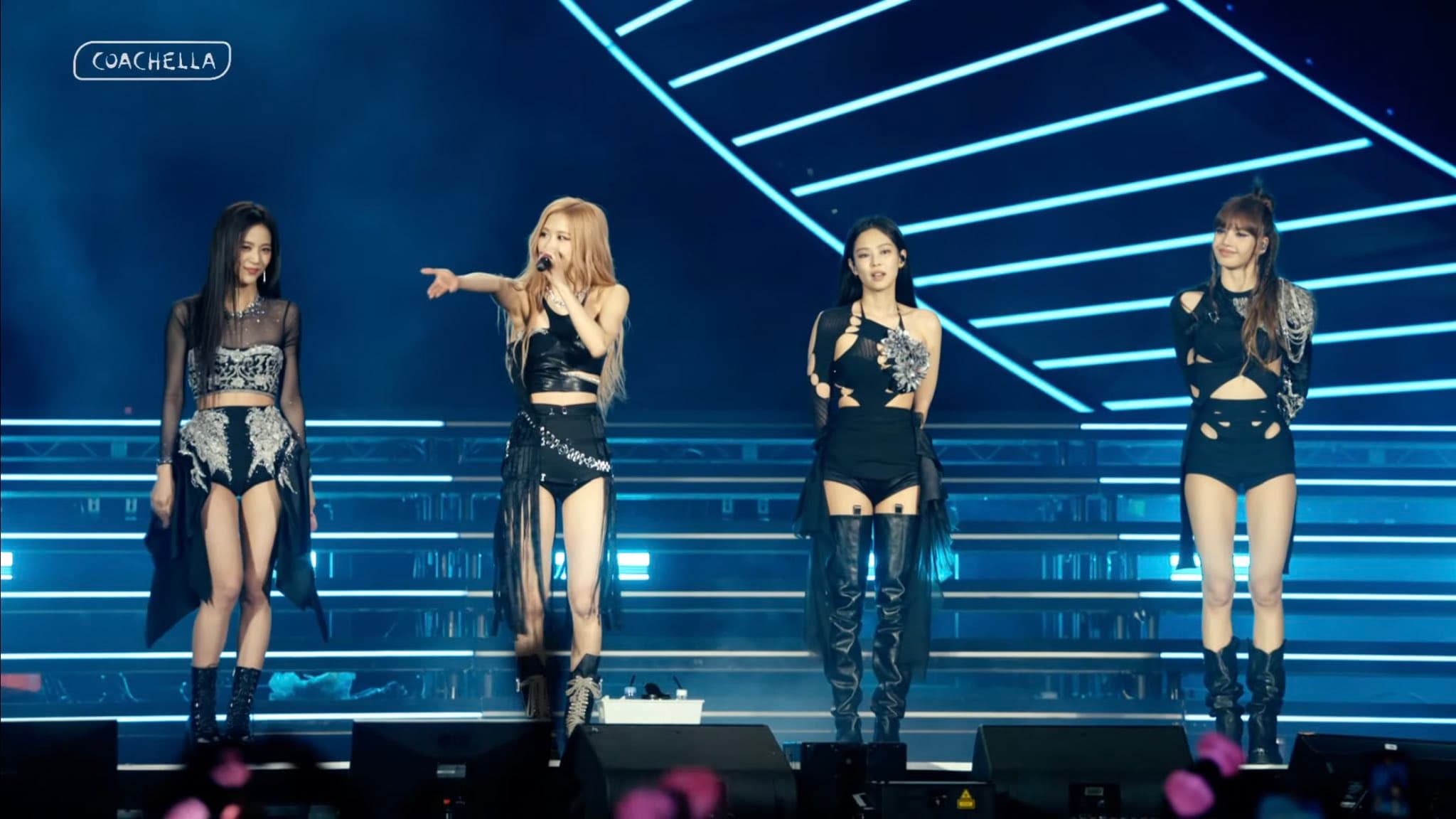 BLACKPINK上週末在美國科切拉音樂節(Coachella)被發現換新麥克風。(網路圖片)