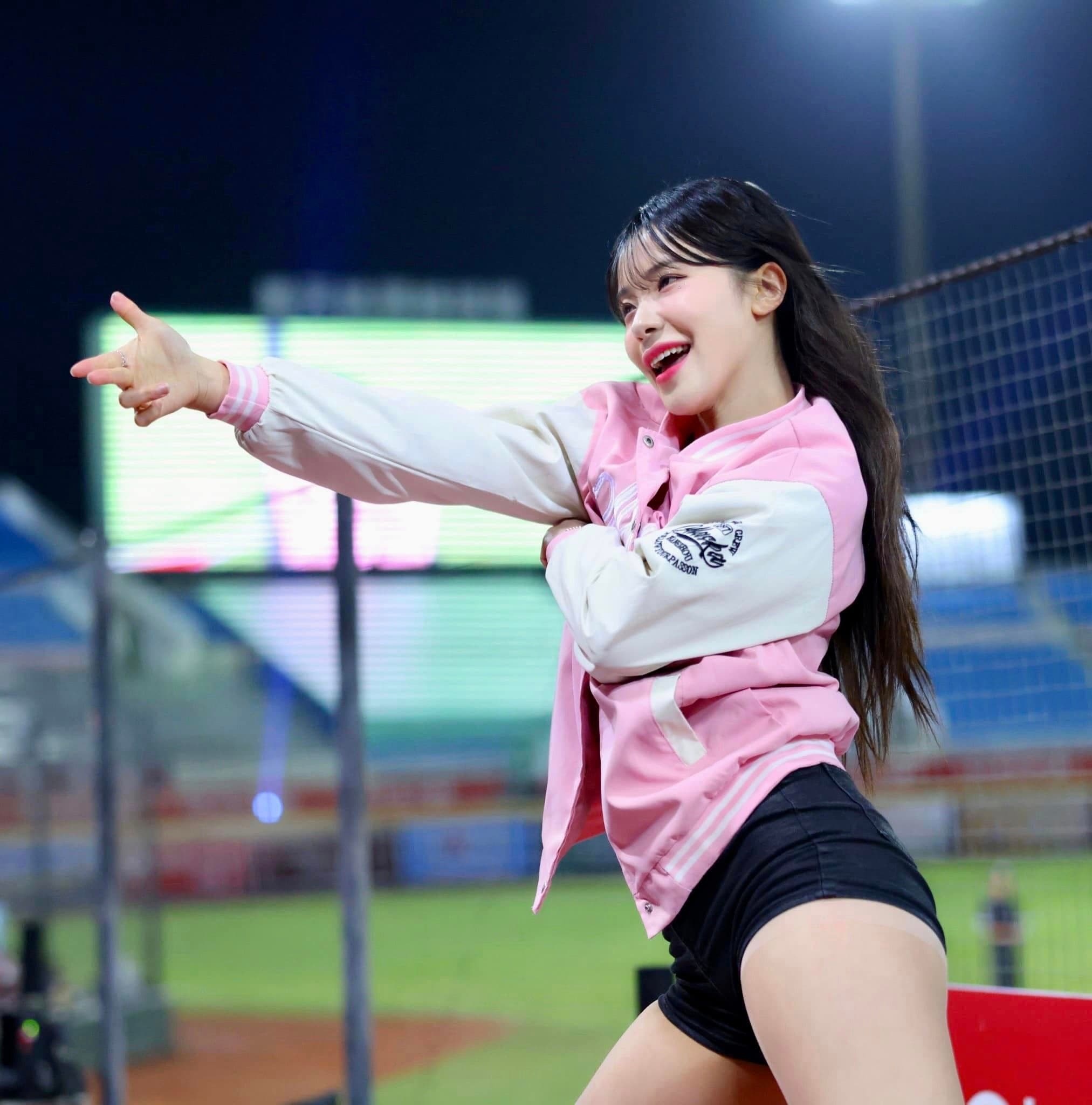 李多慧15日中場還有個人秀。(翻攝自Rakuten Girls臉書)
