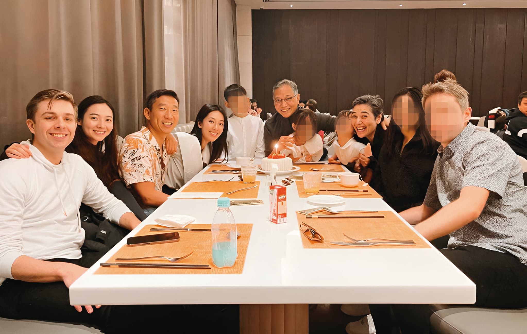 隋棠(左四)跨年發了一家三代聚餐的照片,謝沛恩(右二)的男友(右一)如同家族成員般出現。(翻攝自隋棠臉書)