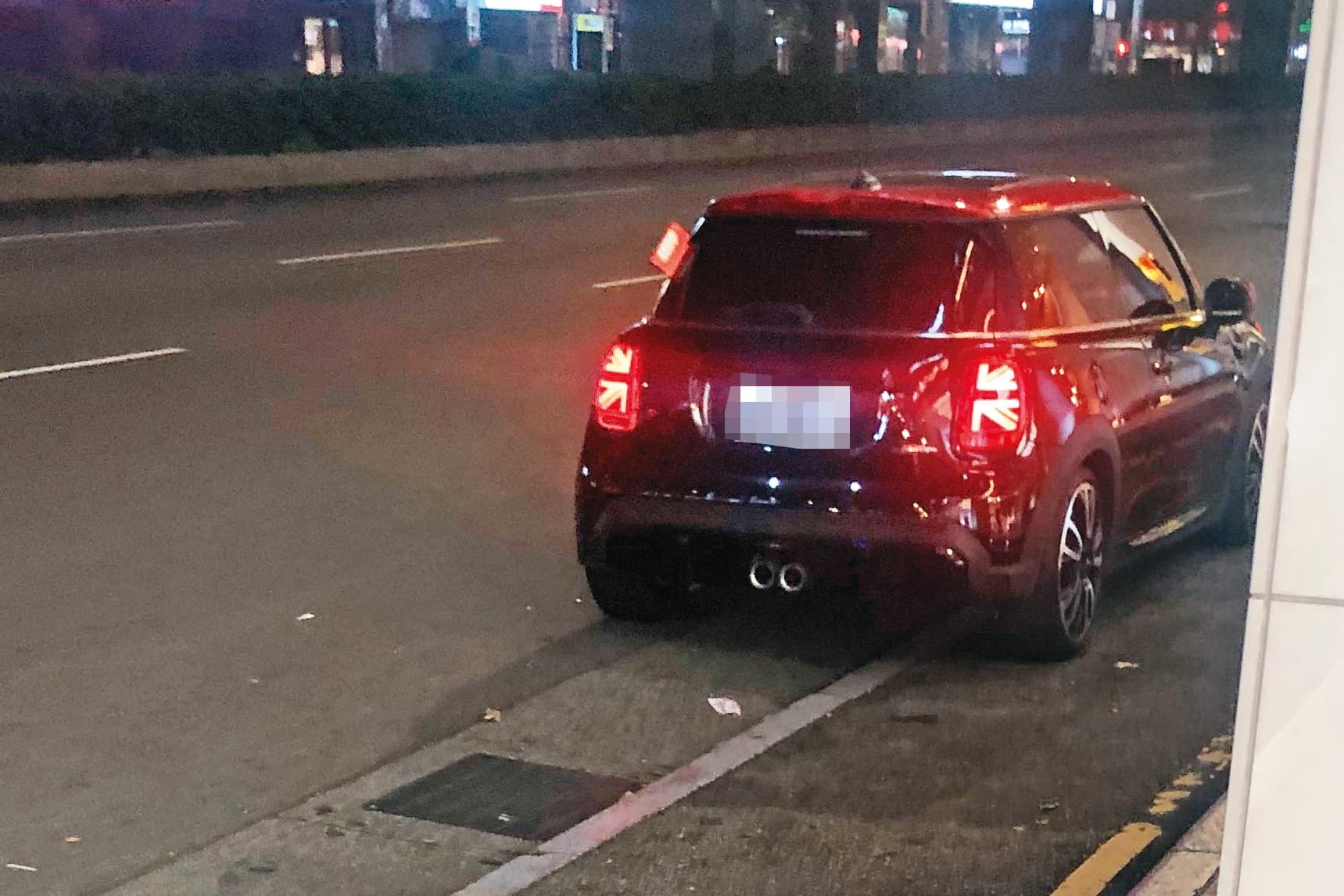 21:16 果然周湯豪一溜煙鑽進鄭雲燦的車裡,可見私下已進展了好一陣子才有如此默契。