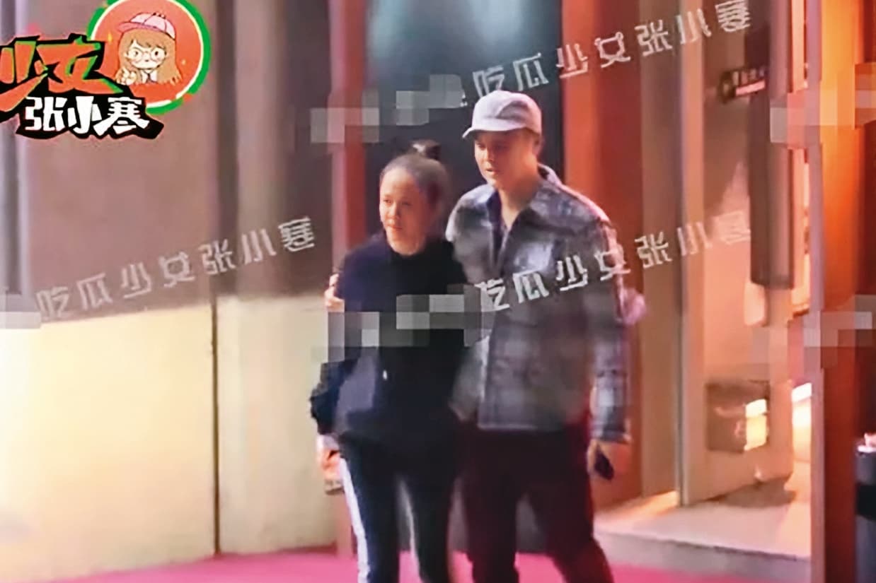 明道(右)和陳喬恩(左)在橫店被拍到從餐廳步出,兩人相摟看得出交情甚篤。(翻攝自吃瓜少女張小寒微博)