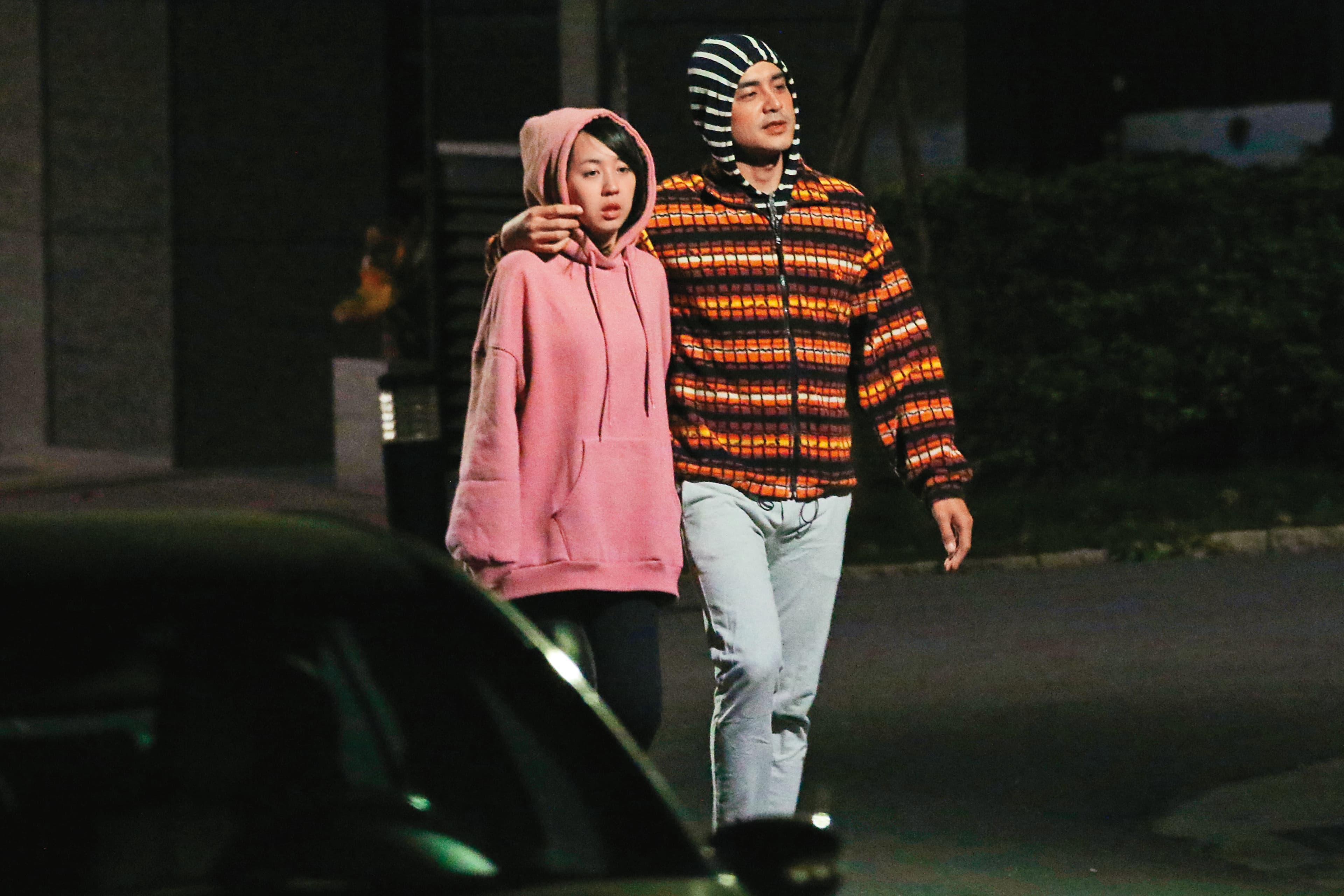 2016年本刊曾獨家拍到明道(右)和王婷萱(左)公園親密散步,戀情因此曝光。
