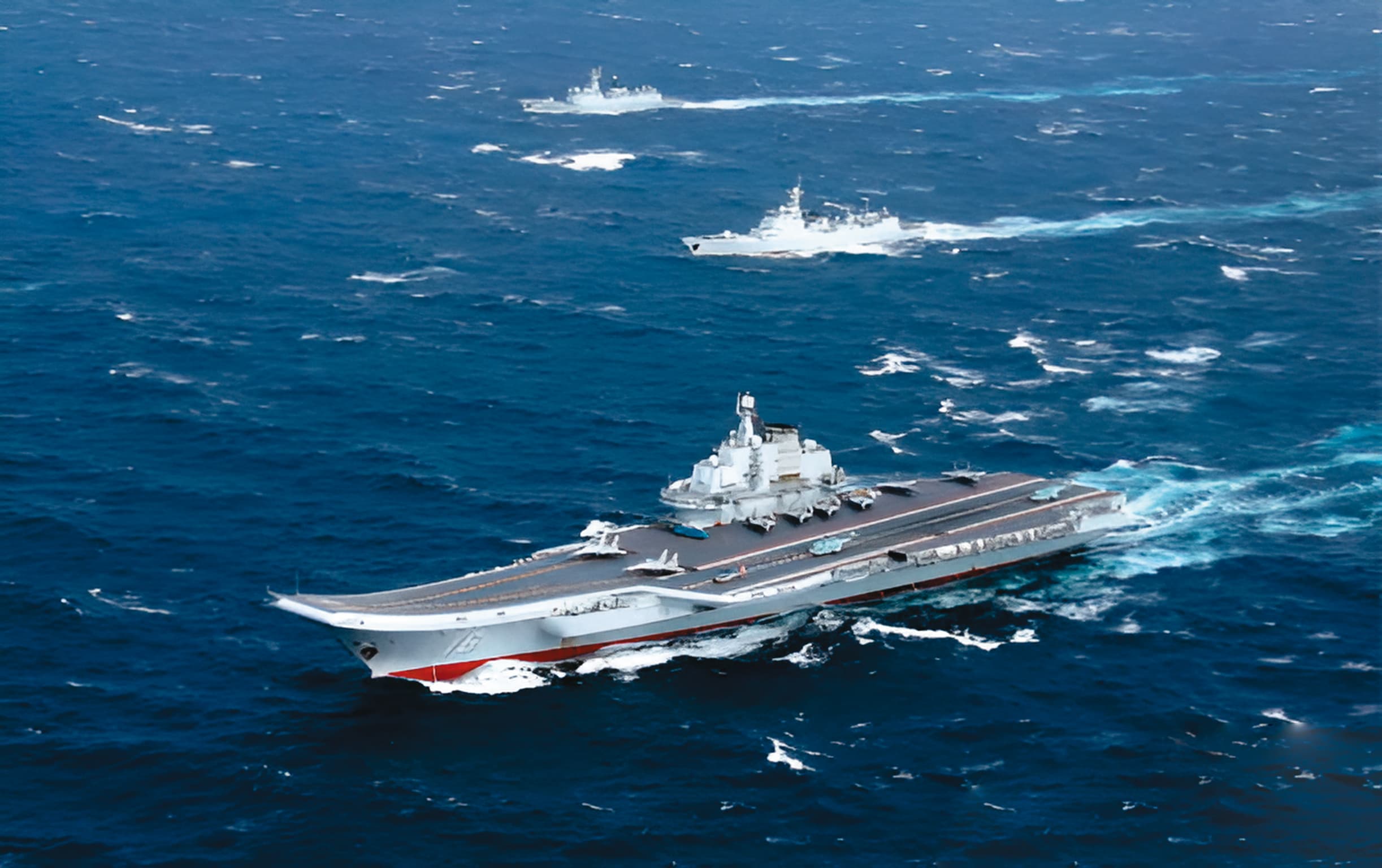 中共航母遼寧艦(圖)近來頻頻穿梭日本沖繩與宮古島周圍海域,除台灣高度警戒,美、日兩國也不敢輕忽。(翻攝人民微博)