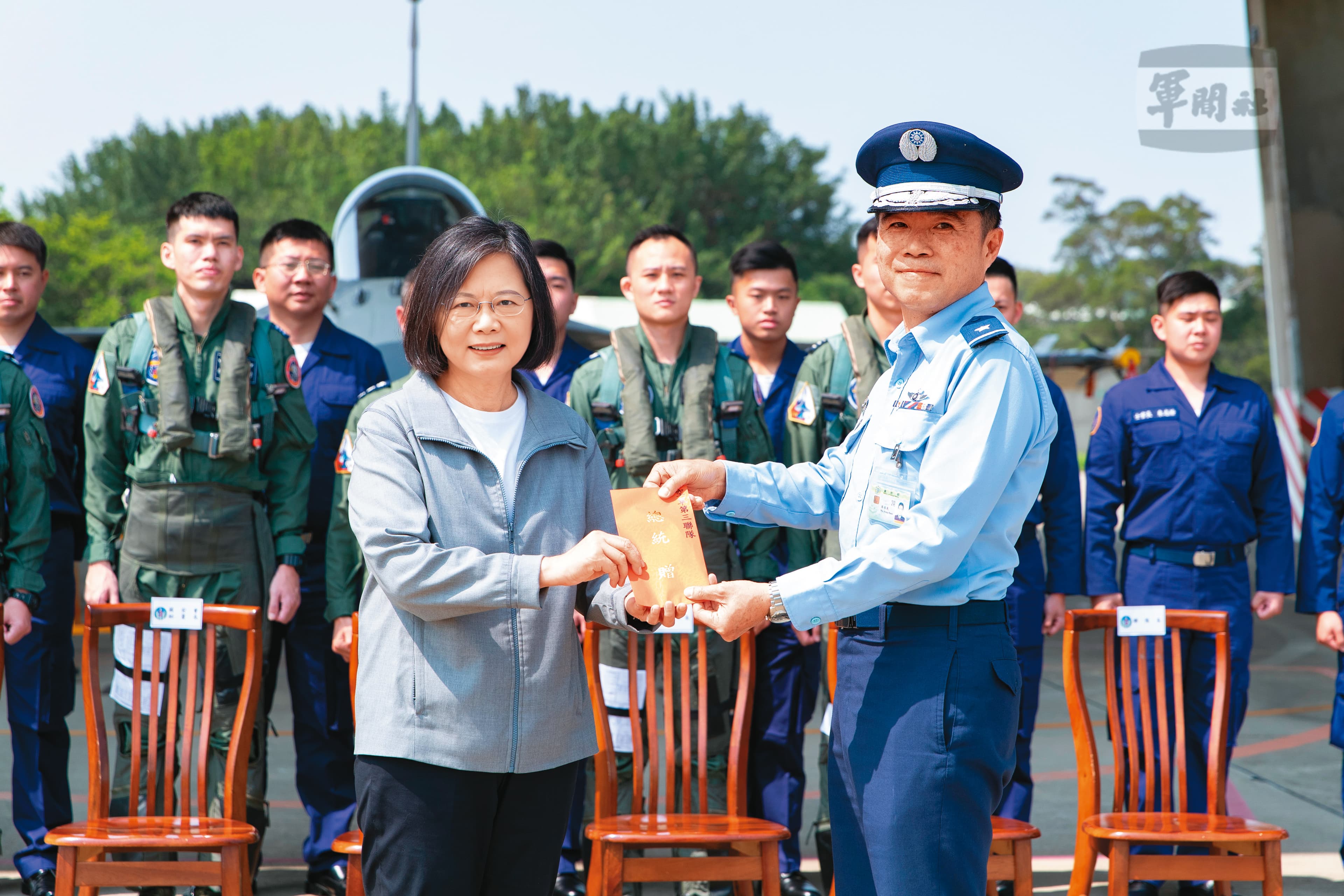 共軍頻繁軍演,總統蔡英文(前左)14日到清泉崗視察,並致贈加菜金感謝第一線官兵保家衛國。(軍聞社)