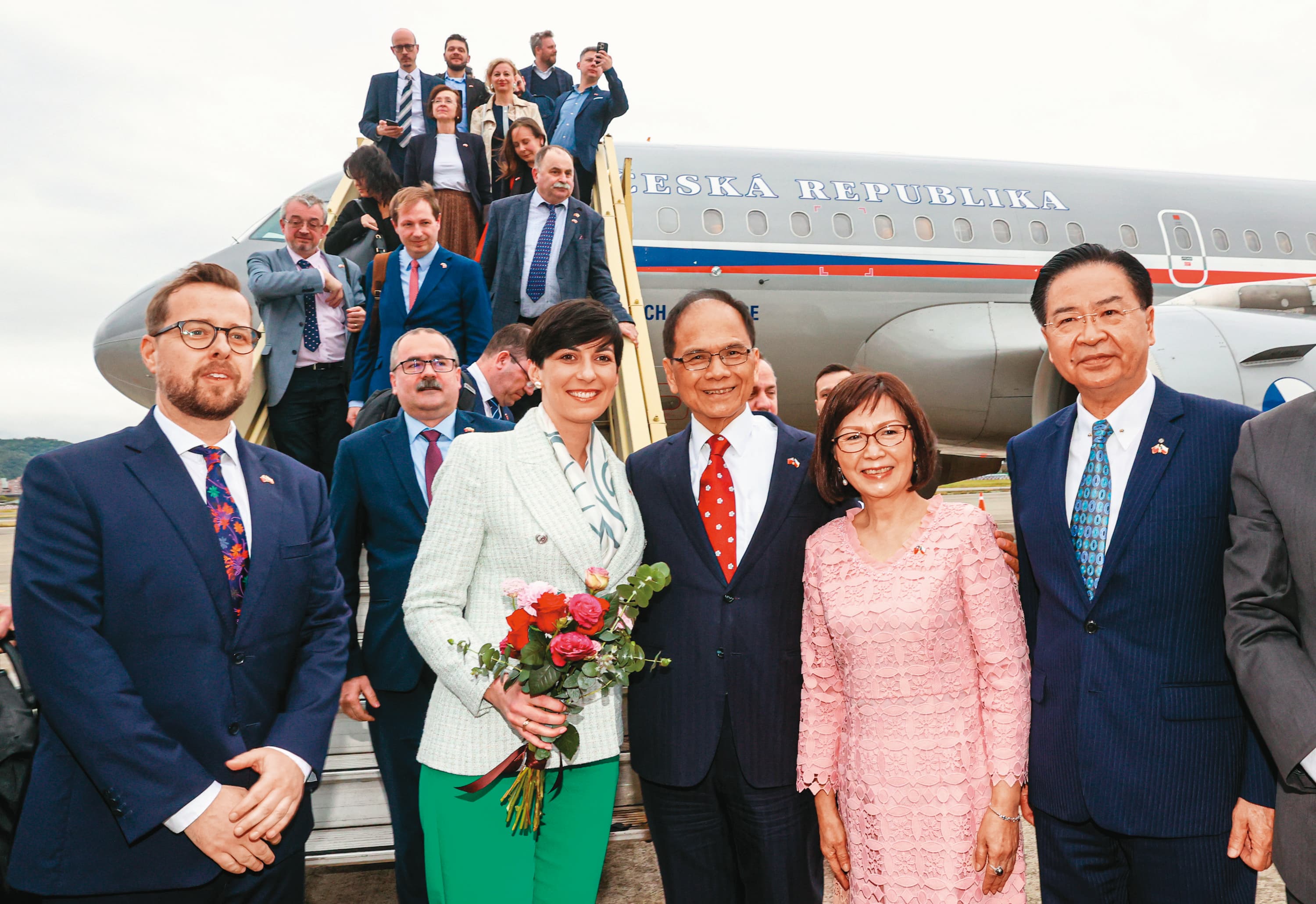 捷克眾議院議長艾達莫娃帶領上百名政要與軍火商來台,有意購買雄三飛彈。圖為立法院長游錫堃接機畫面。(台北市攝影記者聯誼會提供)