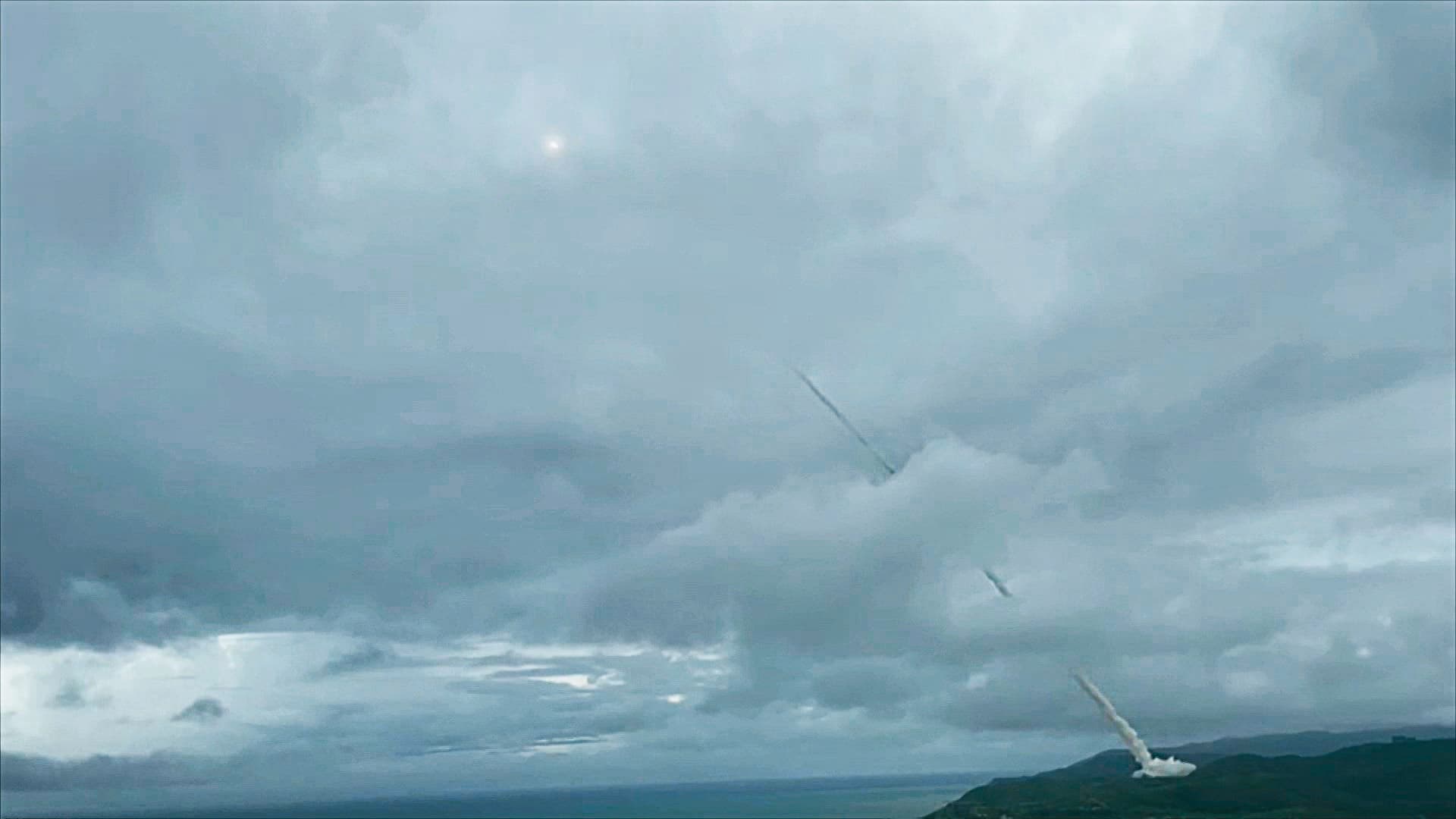 雄三飛彈從屏東九鵬基地試射,一飛衝天畫面相當震撼。(軍聞社)