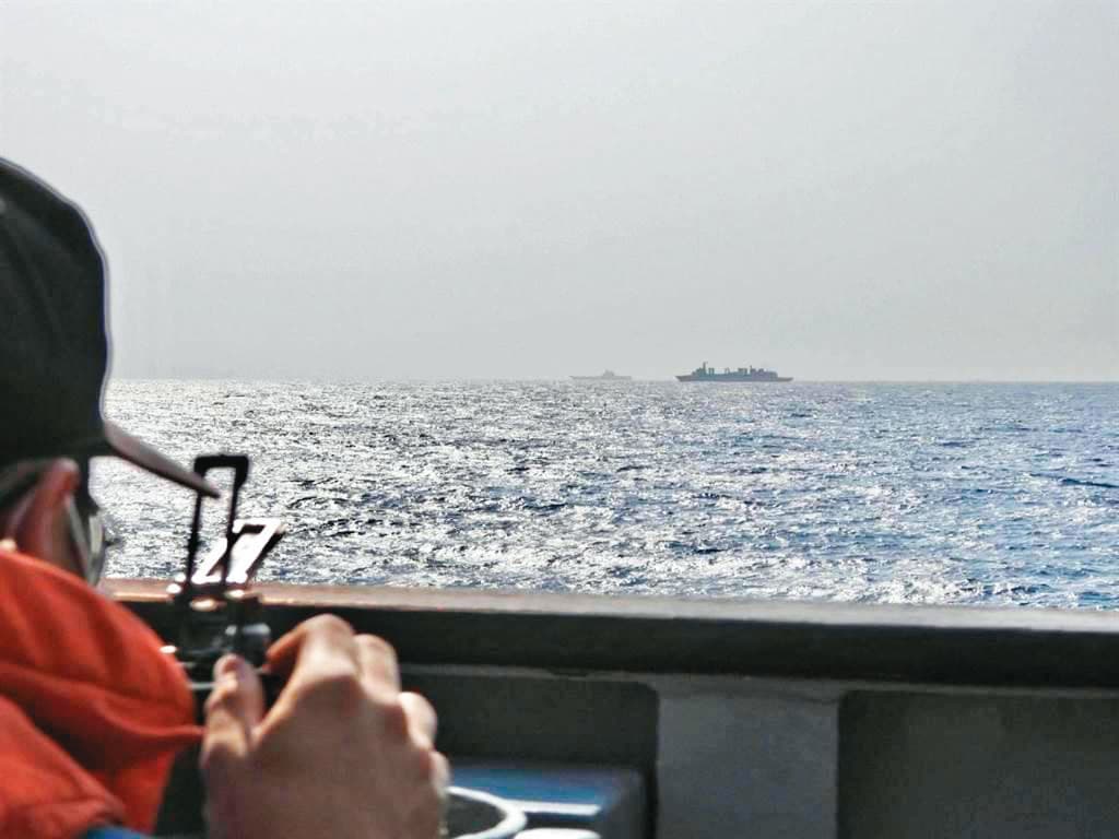 國防部日前公布國軍監控中共航母山東艦穿越巴士海峽畫面。(國防部提供)