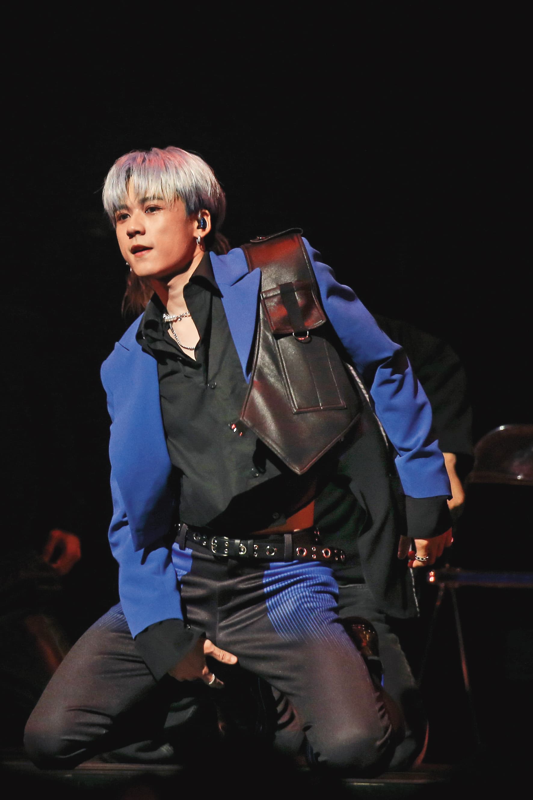 祖安難得「捧LP」秀性感,好想當那隻右手喔~(捧完還嗅一下)(←變態)