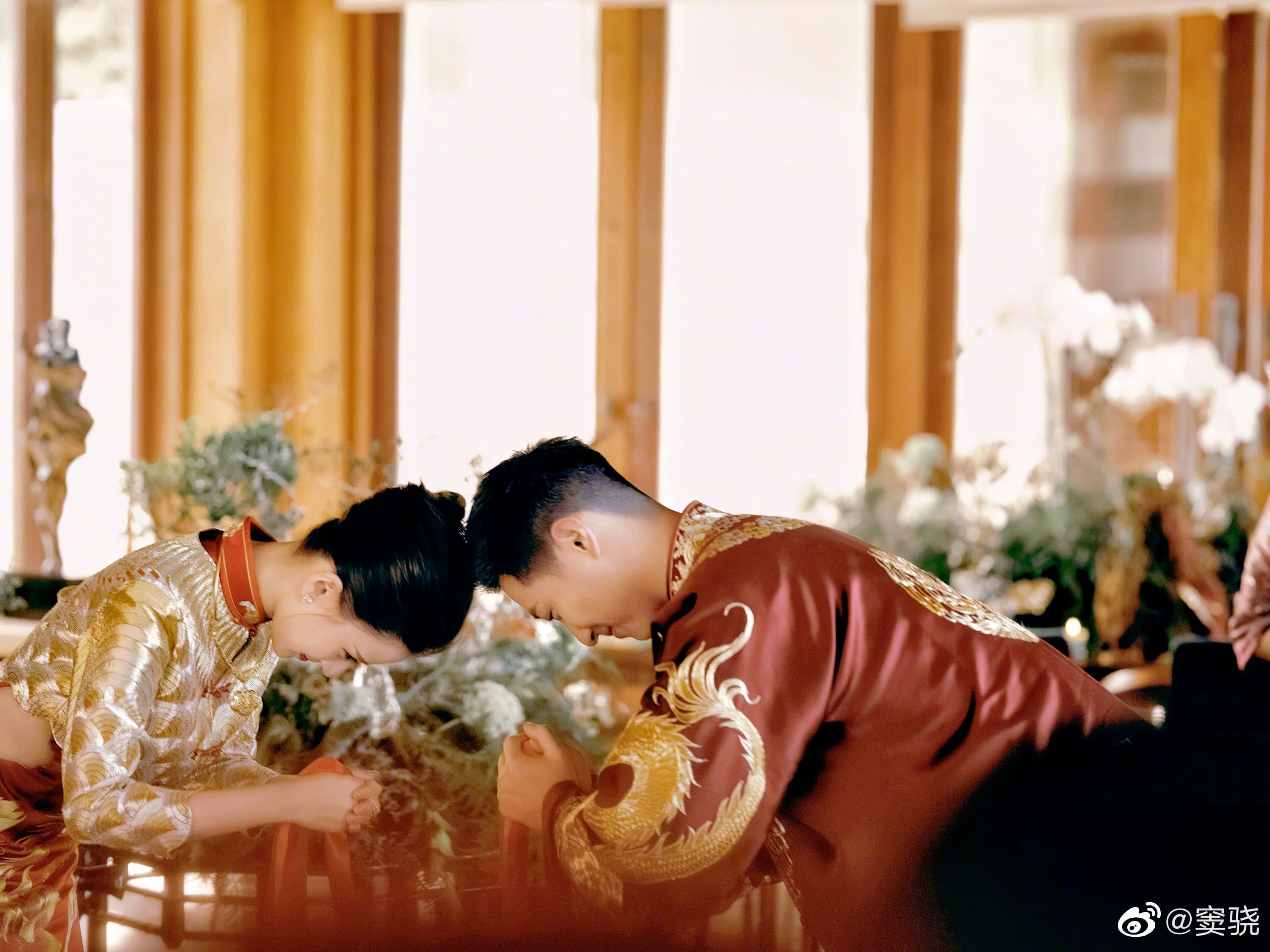 婚禮以中式禮儀進行,竇驍與何超蓮依足規矩夫妻對拜完成婚禮。(翻攝自竇驍微博)