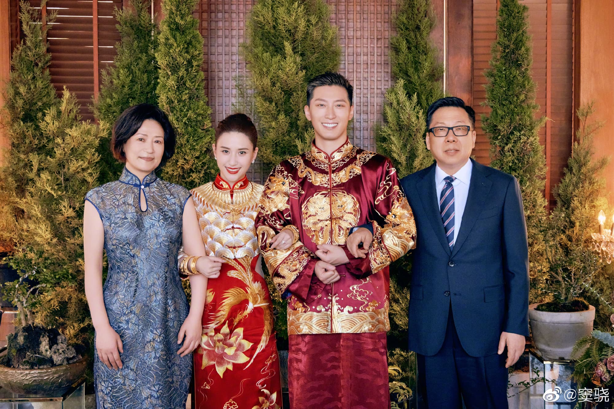 竇驍的爸媽也出席了兒子的婚禮,相較貴氣三太,竇家爸媽相對樸實許多。(翻攝自竇驍微博)