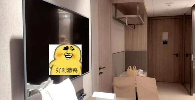 蔡娜妹妹的洗澡狀態，全被電視黑螢幕反射出來。（翻自微博）