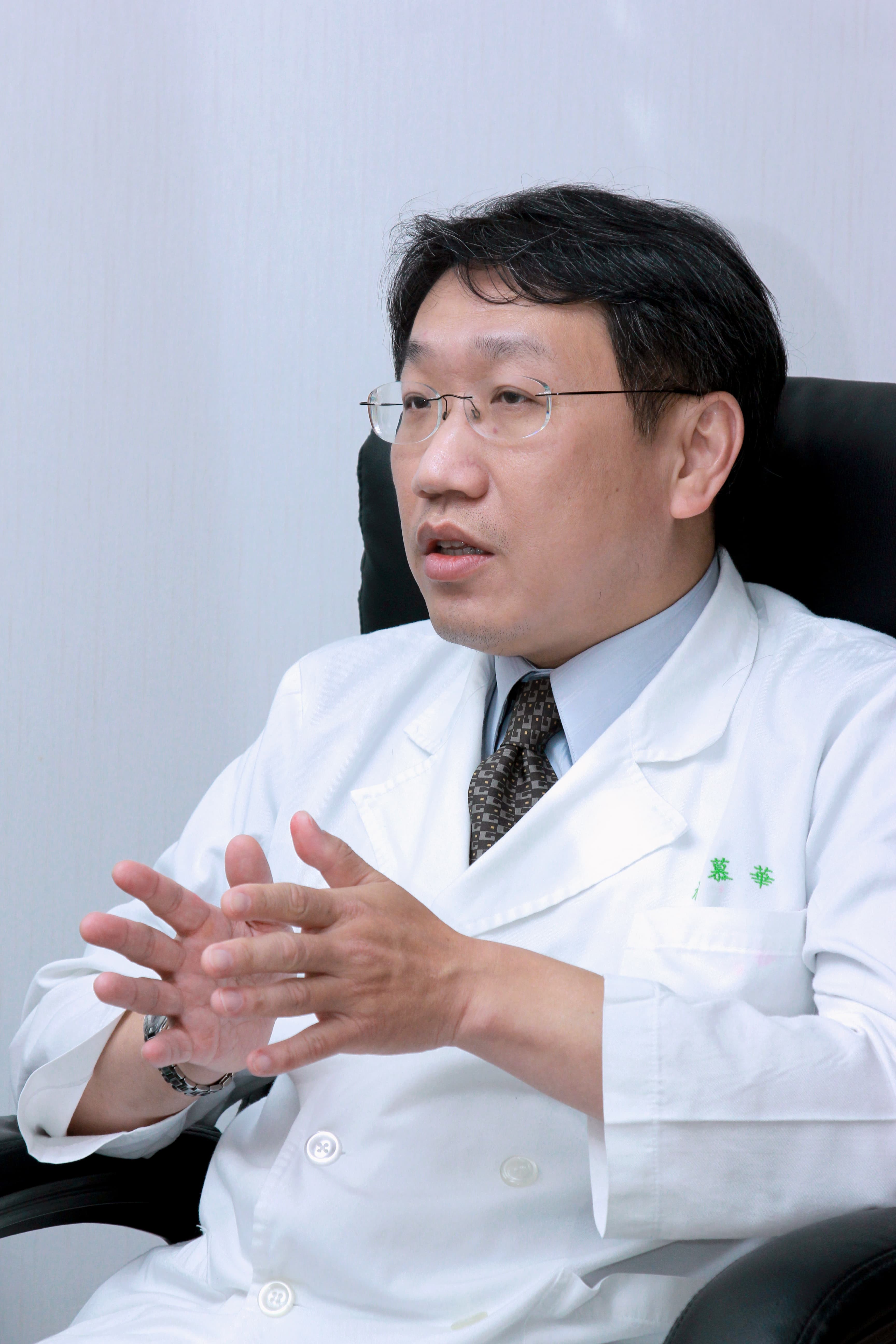 楊慕華醫師表示頭頸癌若有轉移平均餘命約半年,蔡先生超過平均值,比預期要好,但免疫治療對大多數的晚期頭頸癌患者要額外付一筆費用,對經濟負擔不起的患者的確是受到限制。