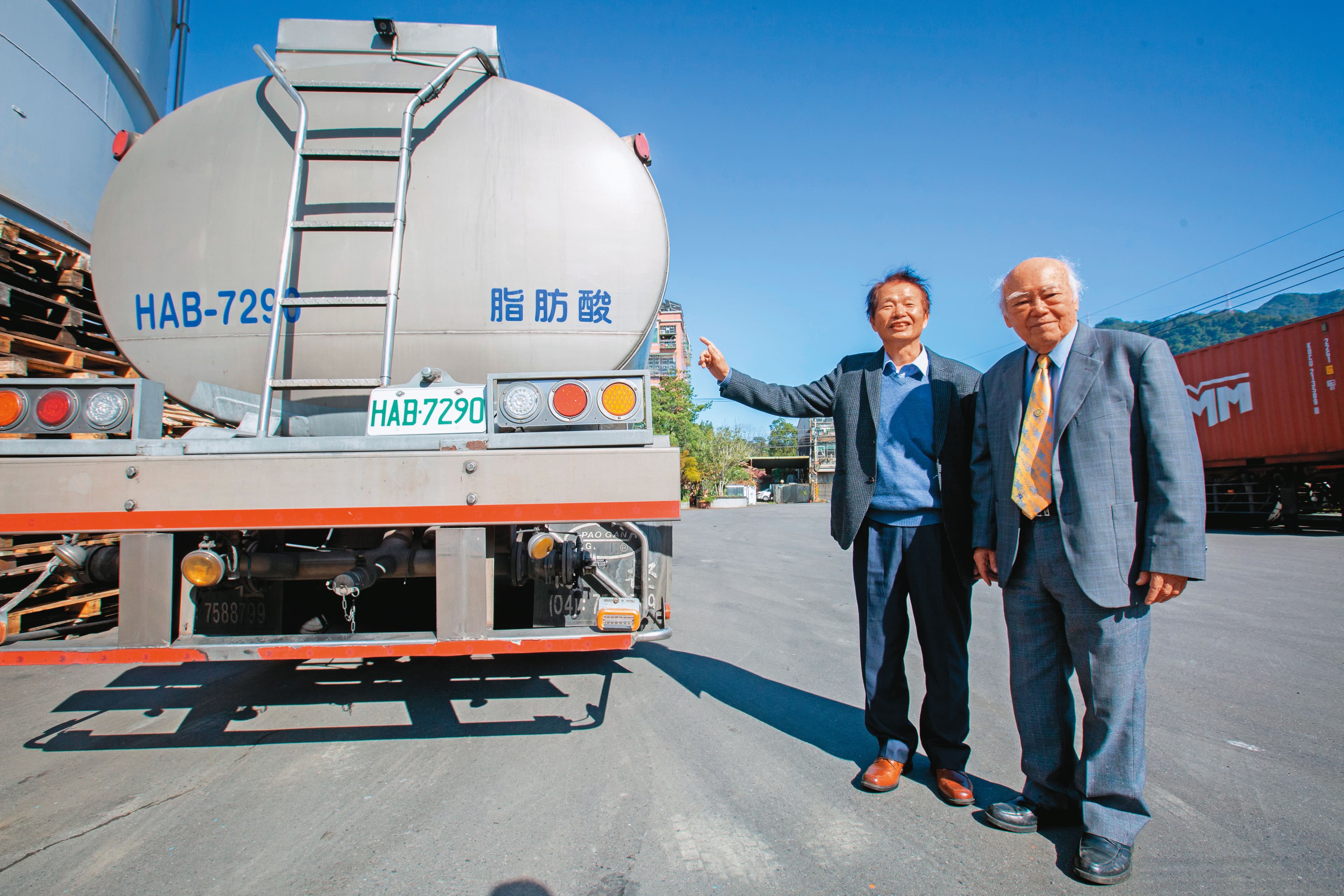 承德油脂對汽車從油轉電不但不擔心,更認為生質柴油將扮演綠電供應鏈的一環。右為董事長李義發,左為總經理王明瑞。