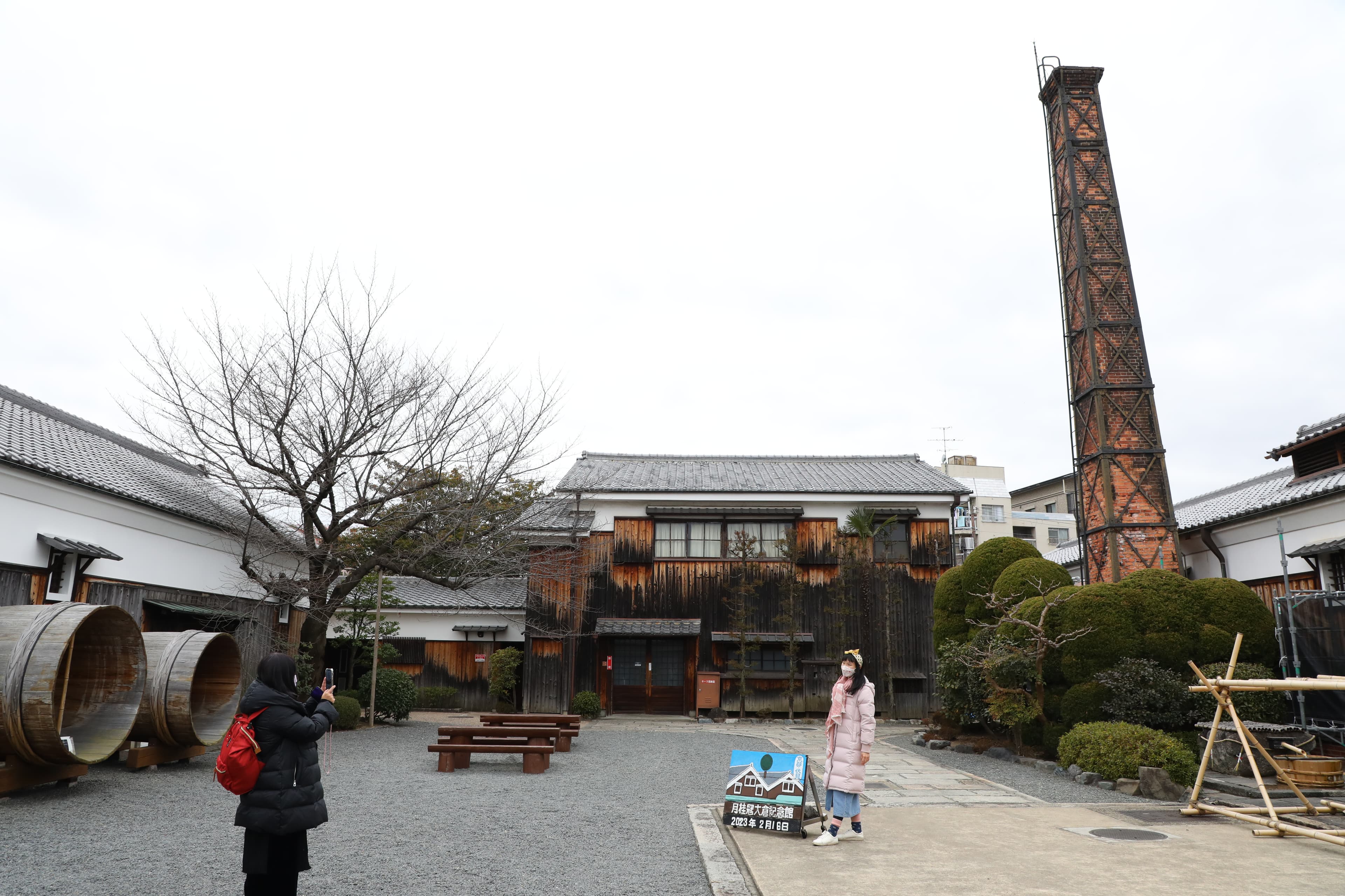 連結酒廠之間的中庭,還保留一根煙囪。
