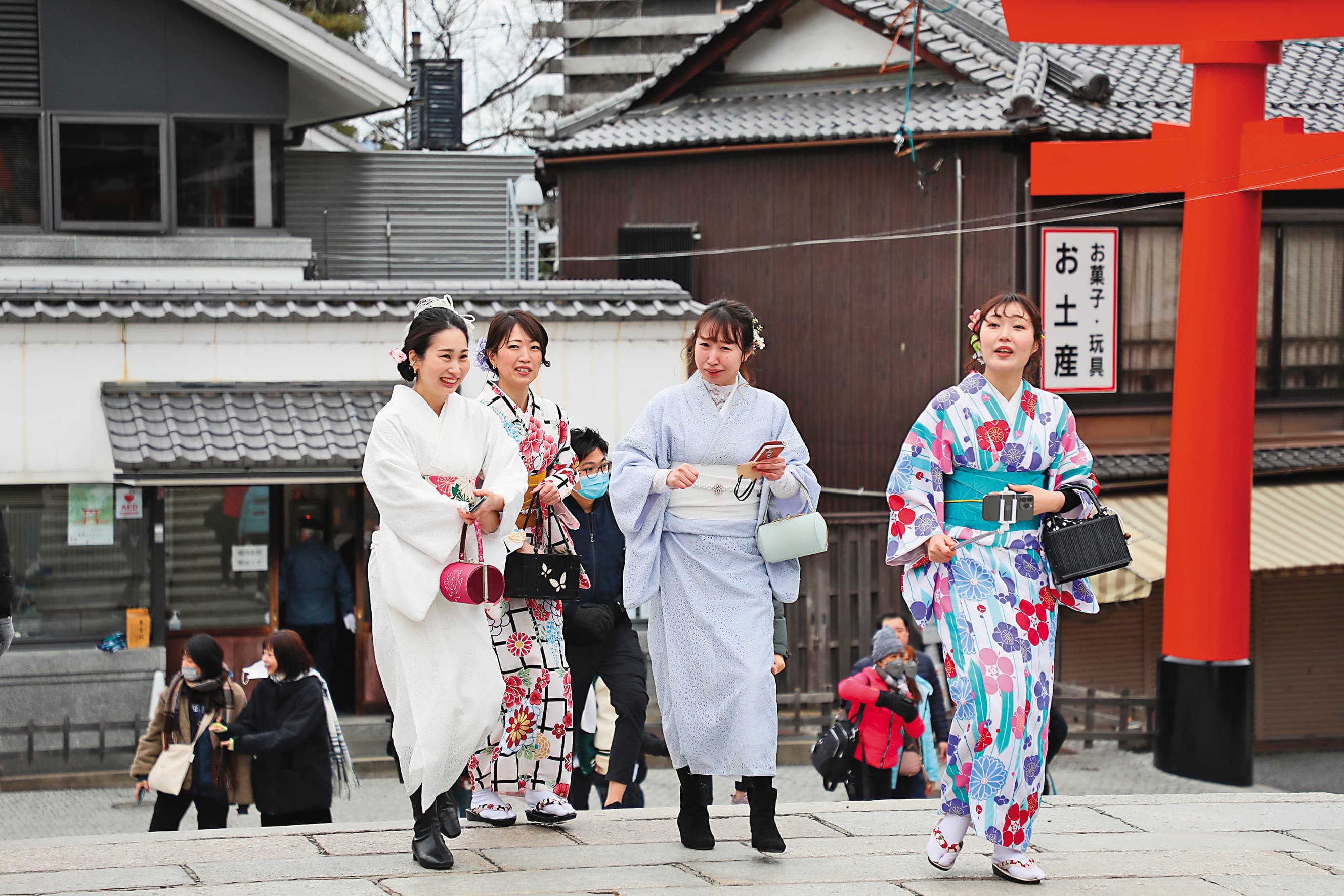 許多日本女生穿著和服一起來參拜。