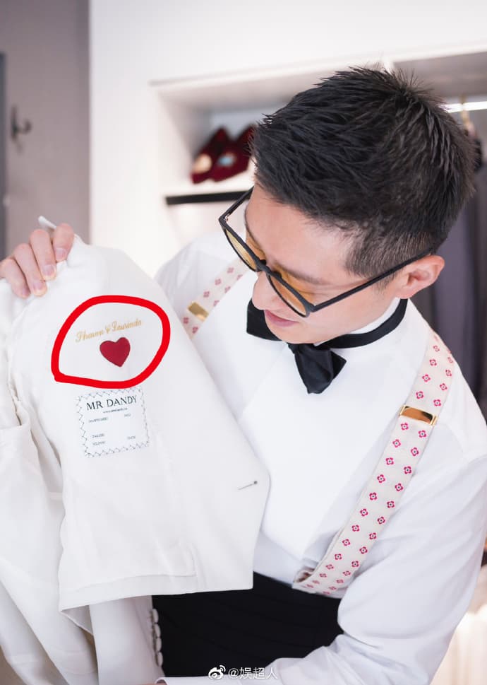 竇驍婚宴當天的白西裝藏有愛妻密碼。(翻攝微博)