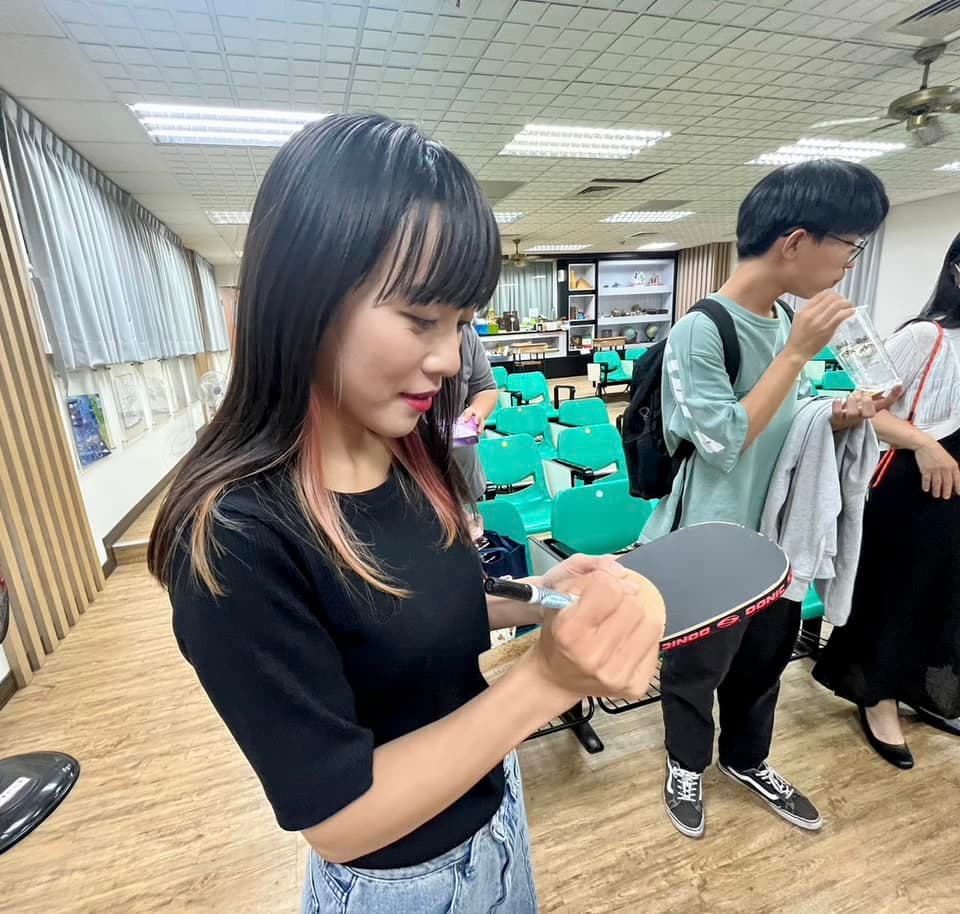 黃捷18日到高師大附中演講,除了替同學在課本講義上簽名,連手機殼、桌球拍也照簽不誤。(翻攝自黃捷 高雄市議員臉書)