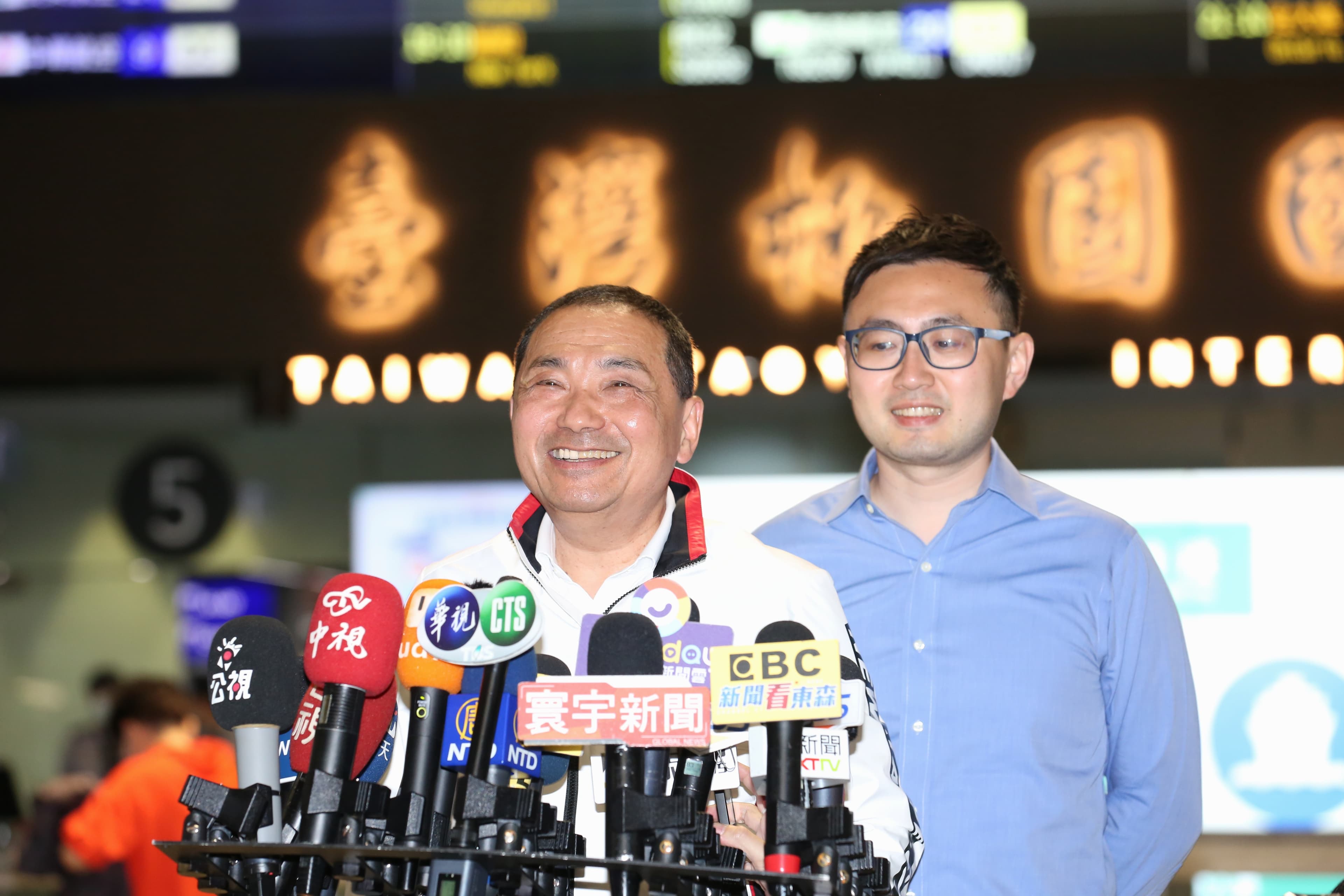 侯友宜今在機場發表談話,稱要「讓中華民國再次起飛」。