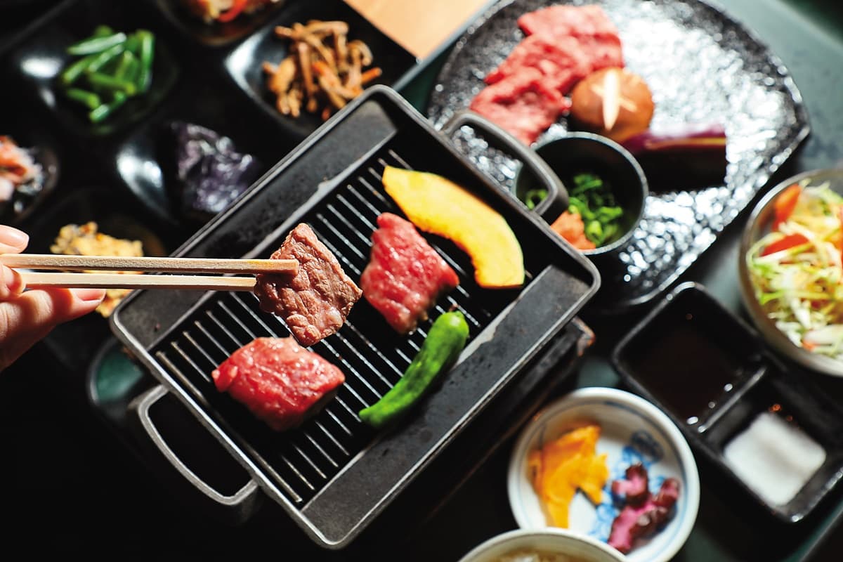 可以自己掌握熟度的「丹波牛鐵板燒定食」，牛肉非常甘美。（3,180日圓／份，約NT$738）