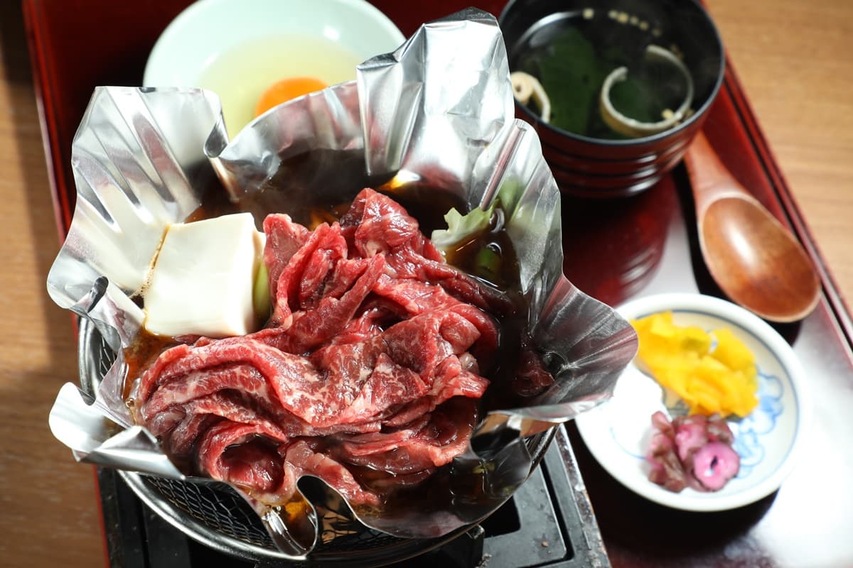 「壽喜燒定食」的特色食材是京都產牛肉、京豆腐和九條大蔥。（3,280日圓／份，約NT$761）