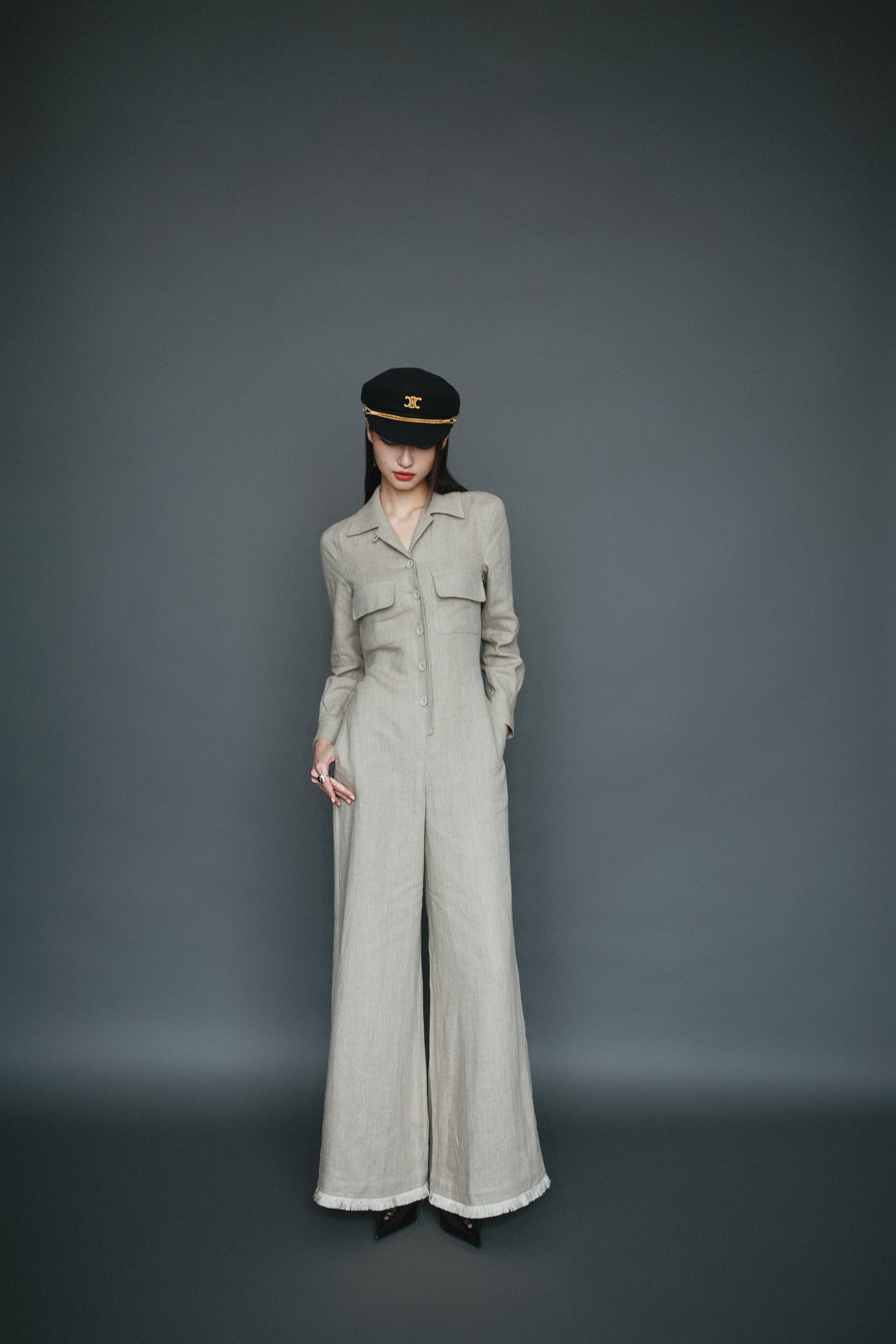亞麻工裝連身褲NT$60,100 by Max Mara/海軍帽 價格店洽by CELINE/Pin Point 尖頭穆勒鞋NT$38,000 by VERSACE/Chita長耳環NT$2,400 by AllSaints/縞瑪瑙戒指 NT$21,500 by CELINE