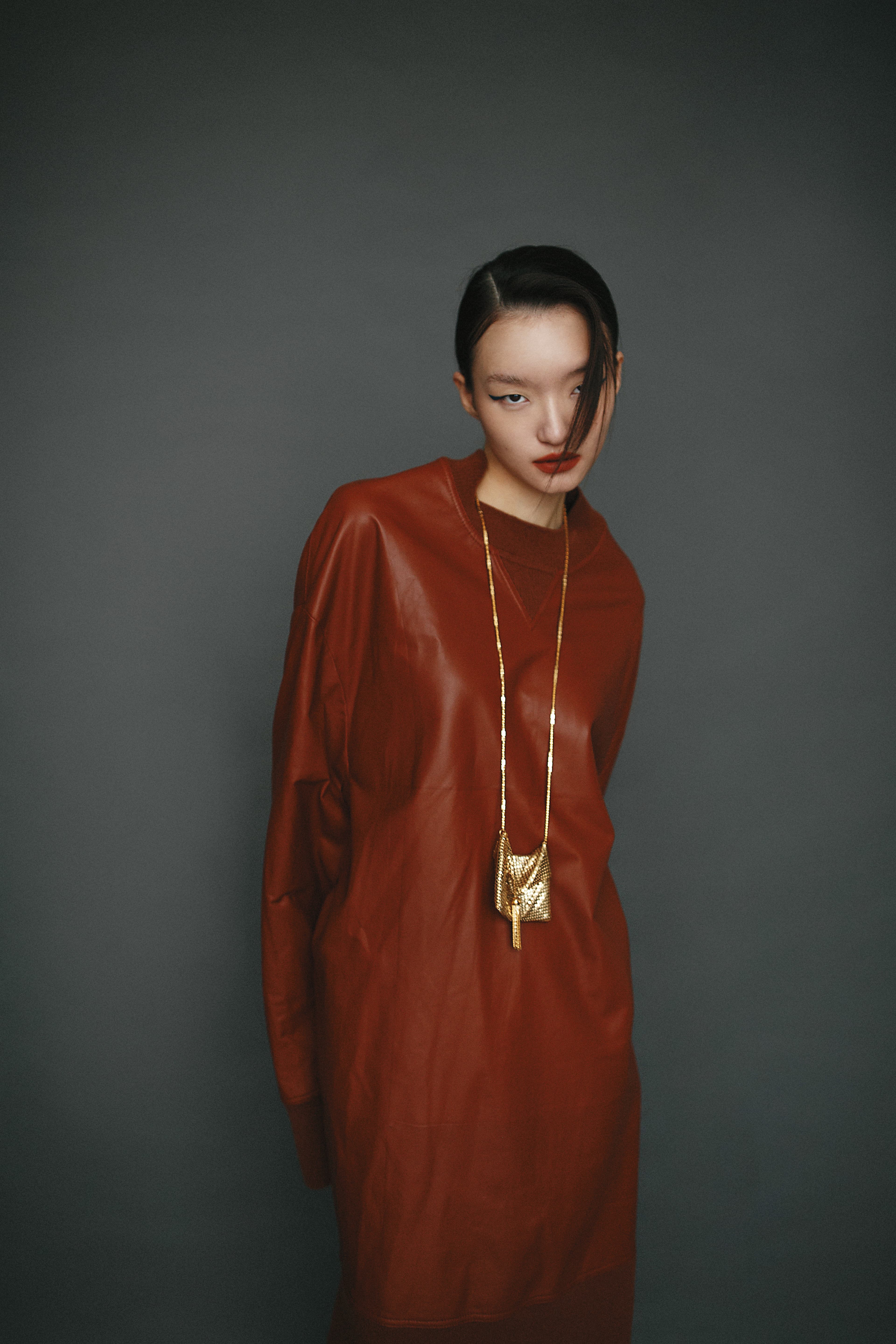 酒紅色皮革洋裝 價格店洽by LOEWE/手拿包造型項鍊 價格店洽by CELINE