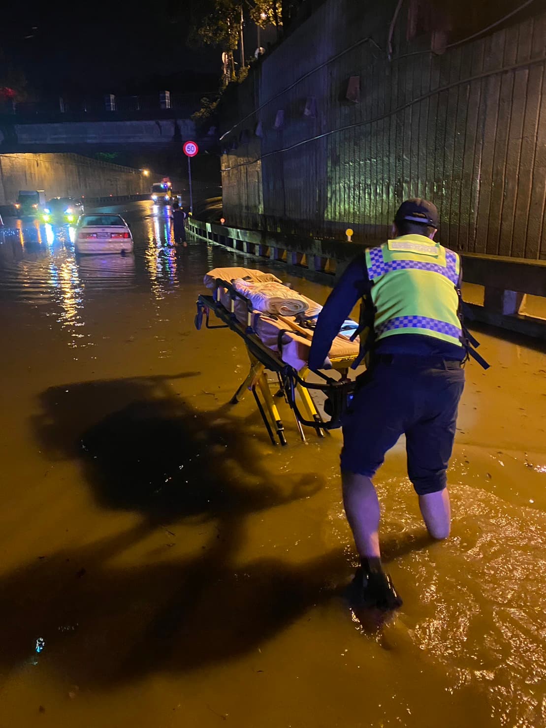 苗栗市國華地下道淹水,消防人員救出受困駕駛。(翻攝自苗栗縣政府消防局臉書)