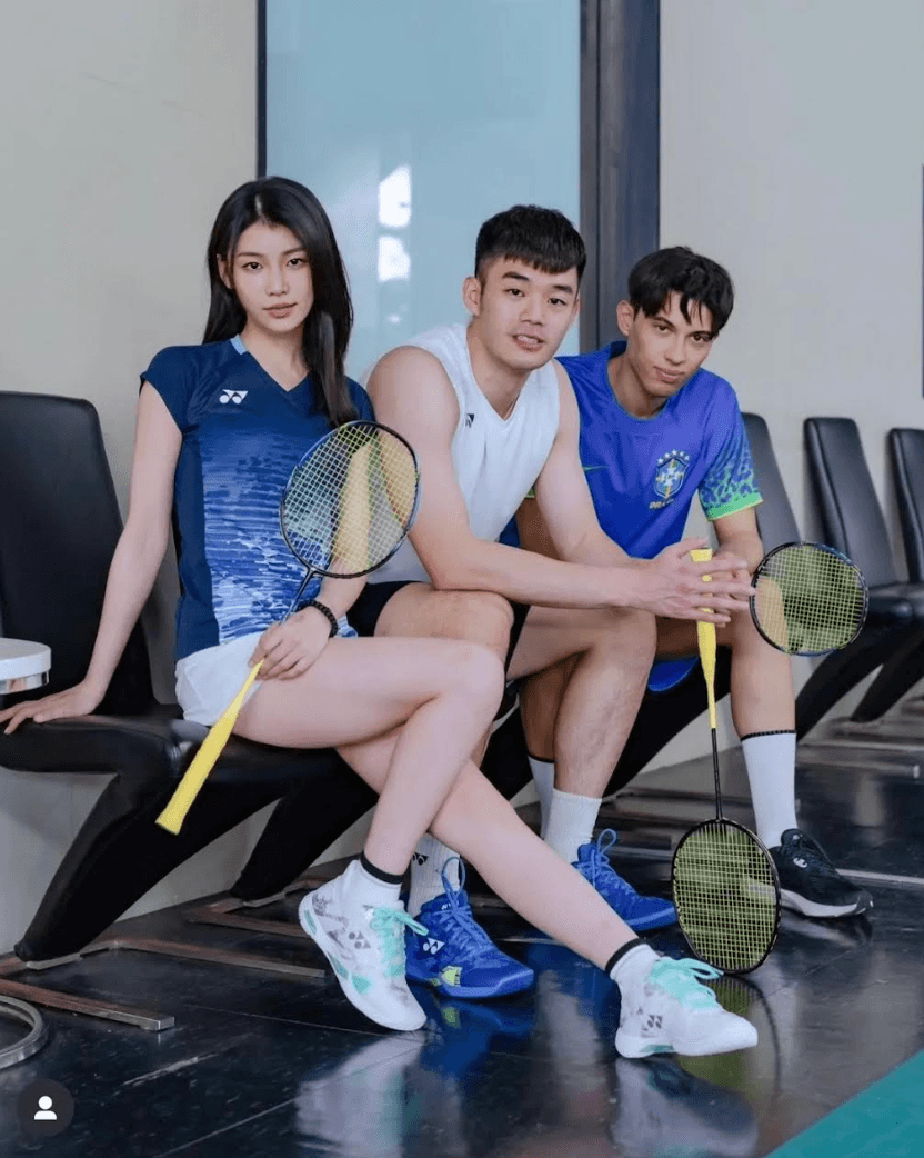采子秀出纖纖美腿。(翻攝自采子IG)