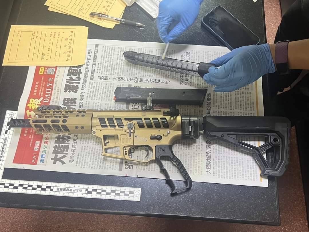 劉姓少年犯案工具疑似為改造衝鋒槍。(翻攝自記者爆料網)