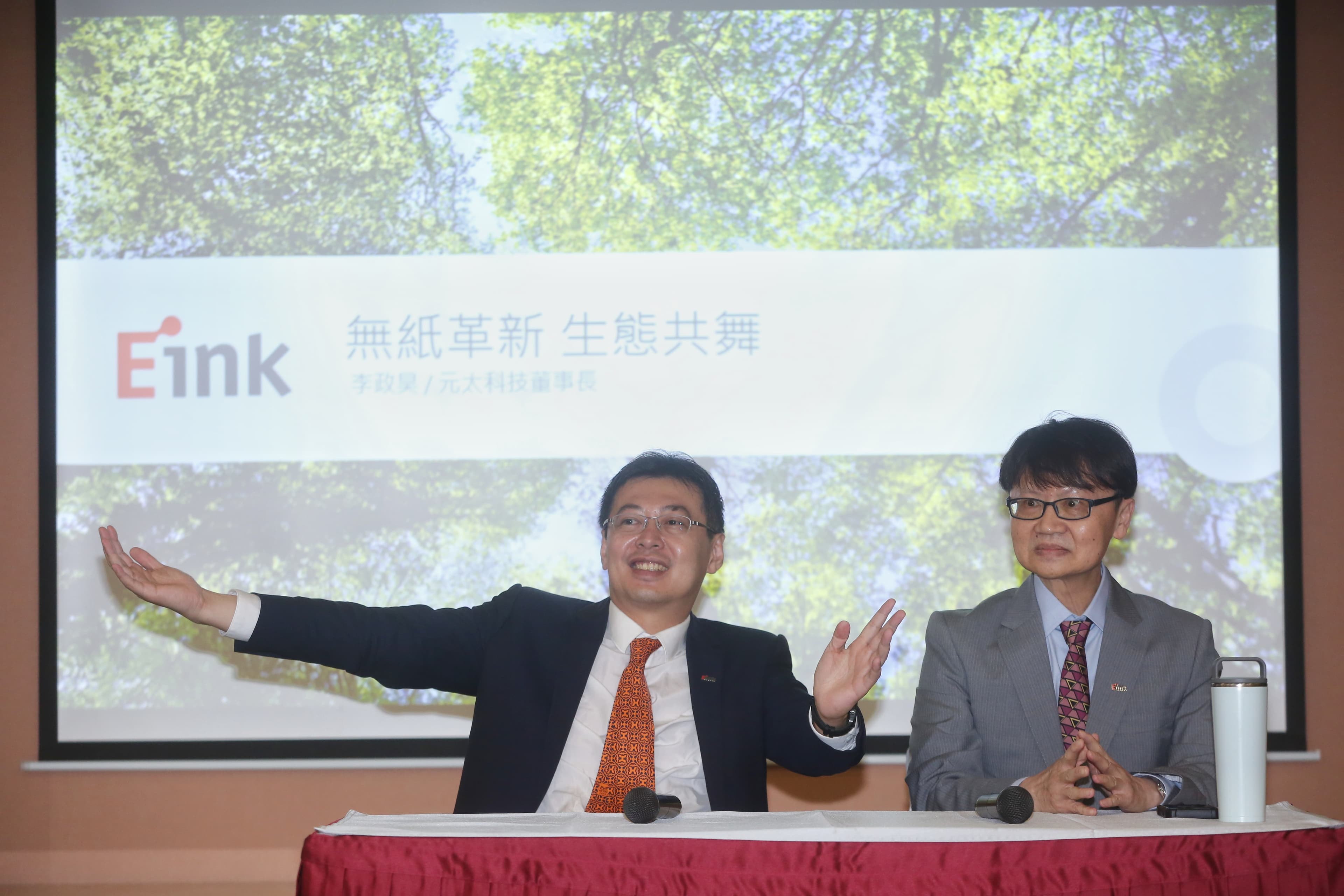 電子紙領導廠商元太科技從中小尺寸轉往大尺寸應用升級。(左圖為董事長李政昊、右為總經理甘豐源)