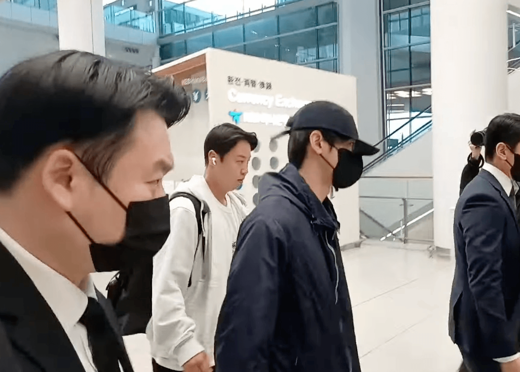 雖然臉被帽子和口罩遮得嚴實,仍能感受到車銀優心急如焚的悲痛情緒。(截圖自타플러스 STAR PLUS YT)