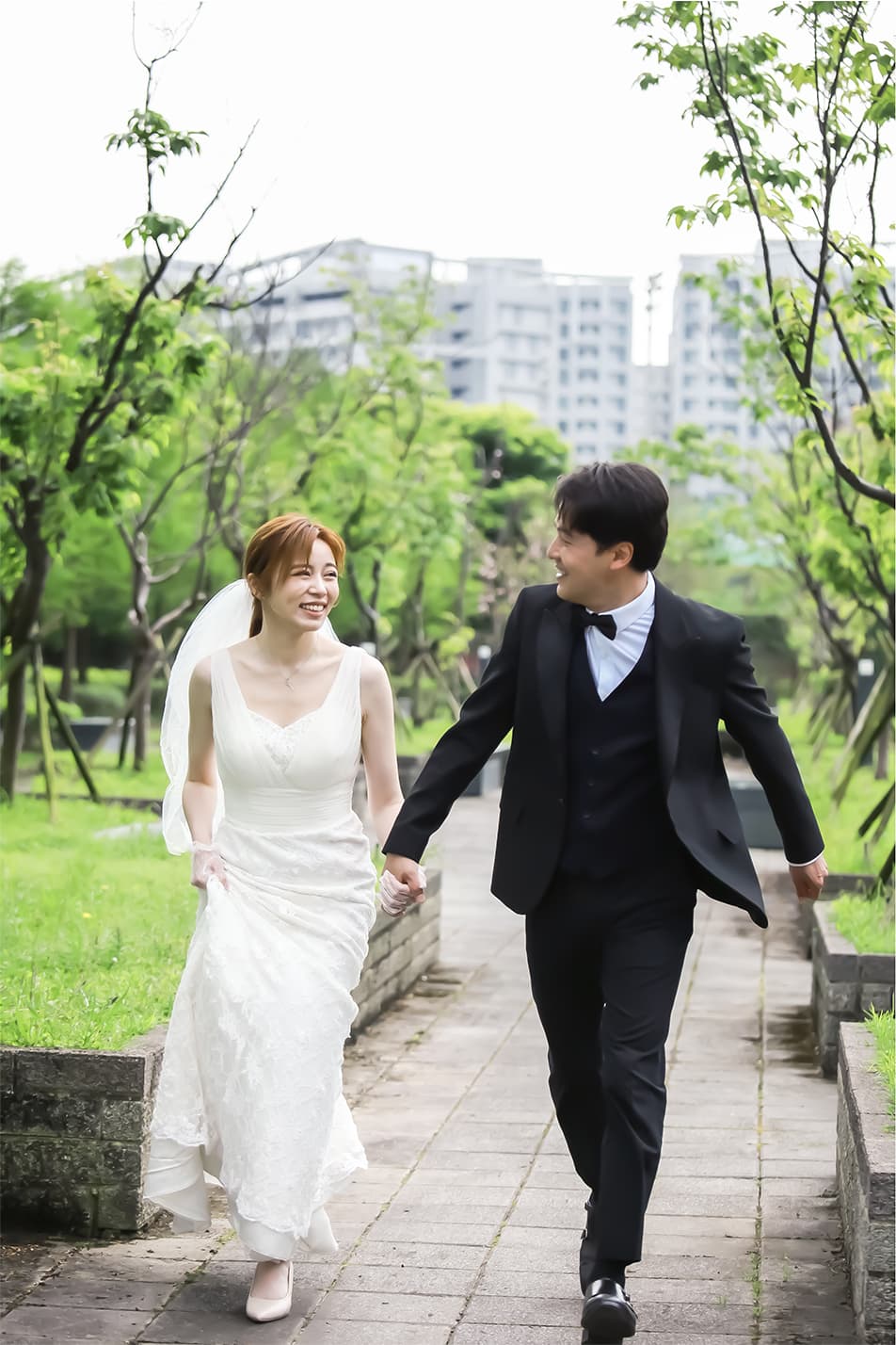 王瞳(左)跟黃文星(右)為戲拍婚紗照,兩人又跑又跳腳還抽筋。(民視提供)