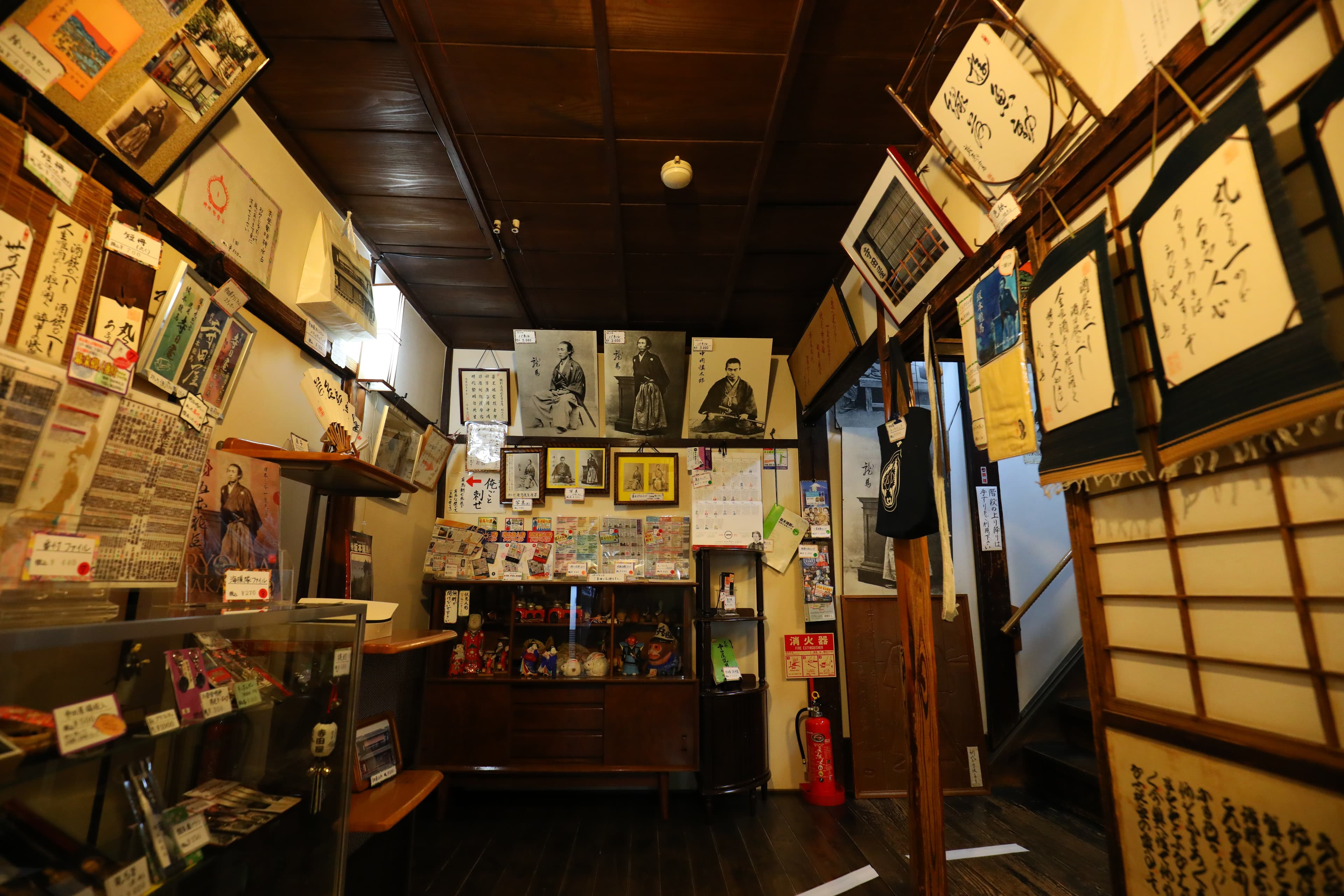 進門處就是各種與坂本龍馬相關的照片與紀念品,有的可以買回家。