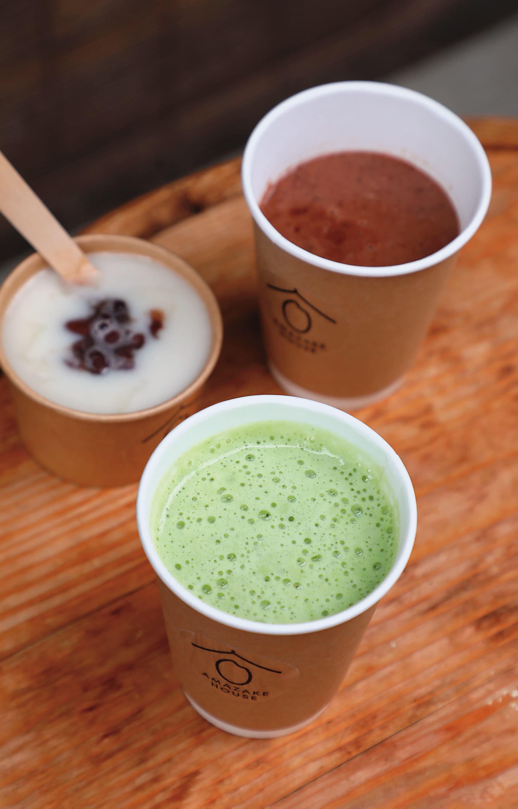 「AMAZAKE HOUSE」的(由上至下)「甘酒巧克力」、「甘酒紅豆湯」、「抹茶甘酒拿鐵」。(皆500日圓/杯,約NT$116)