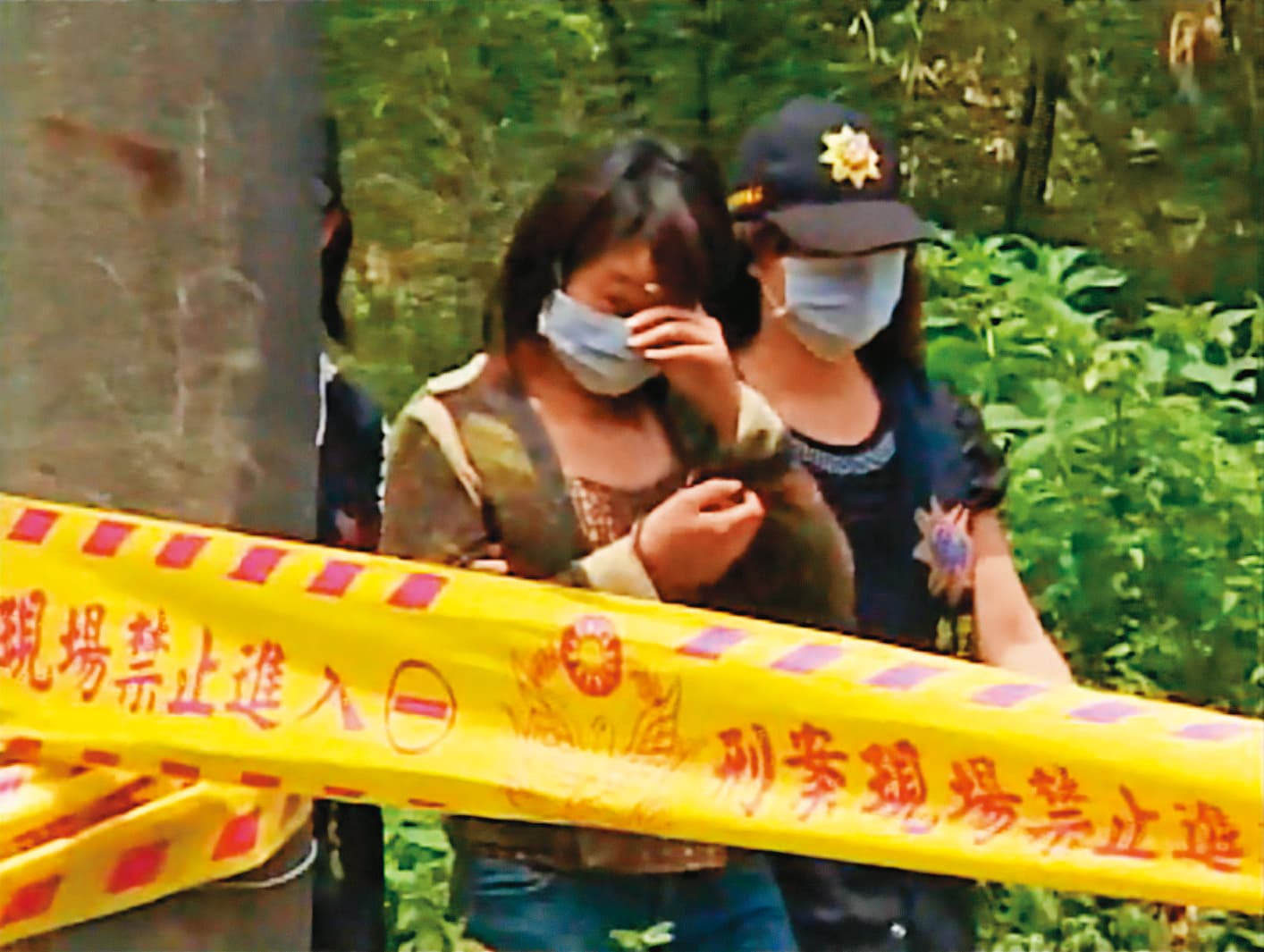 警方突破陳女心防,得知失蹤男童已死亡,並依其所述在龍眼樹下挖出男童的骨骸。(東森新聞提供)