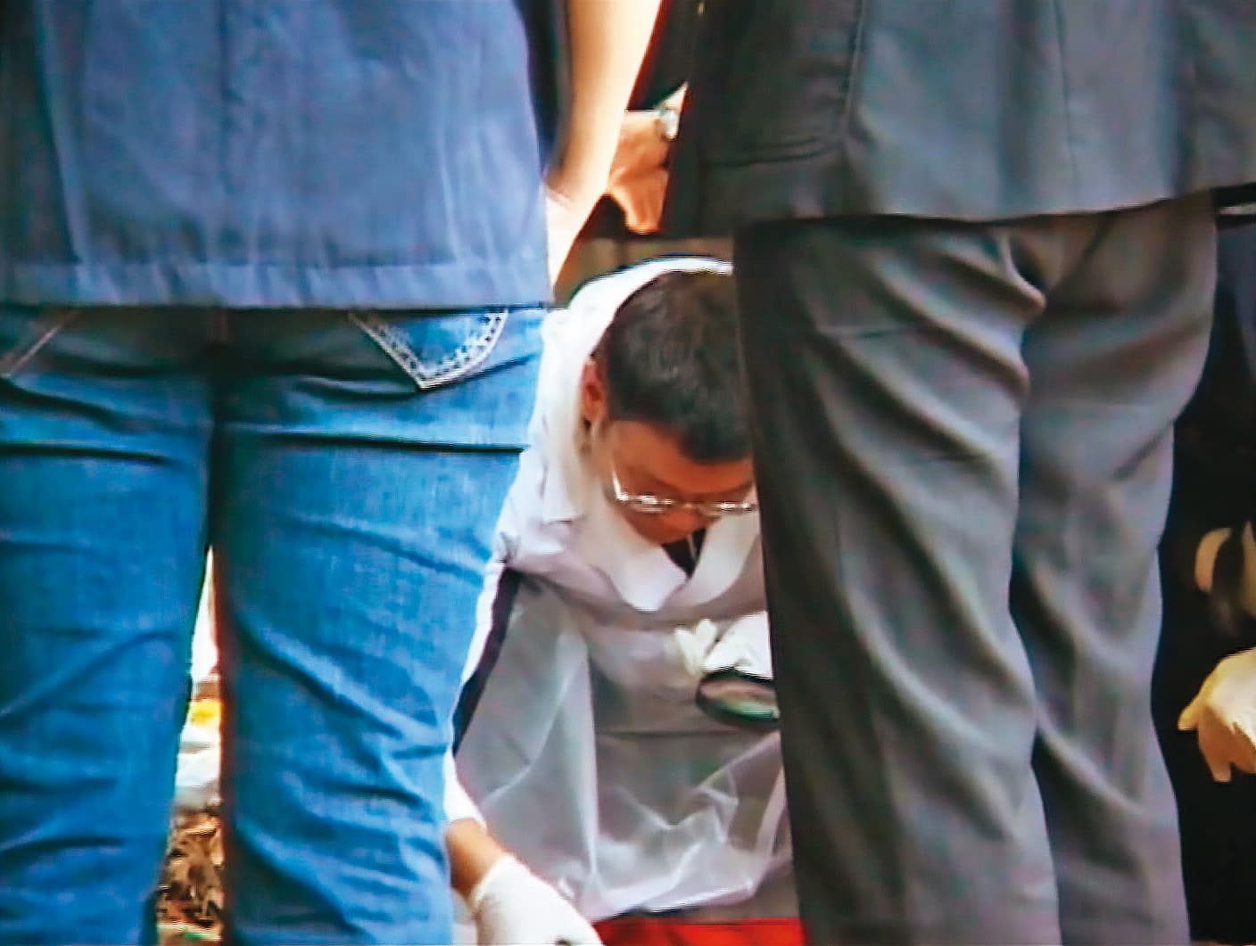 法醫小心翼翼勘驗男童骨骸,以確認死因。(東森新聞提供)