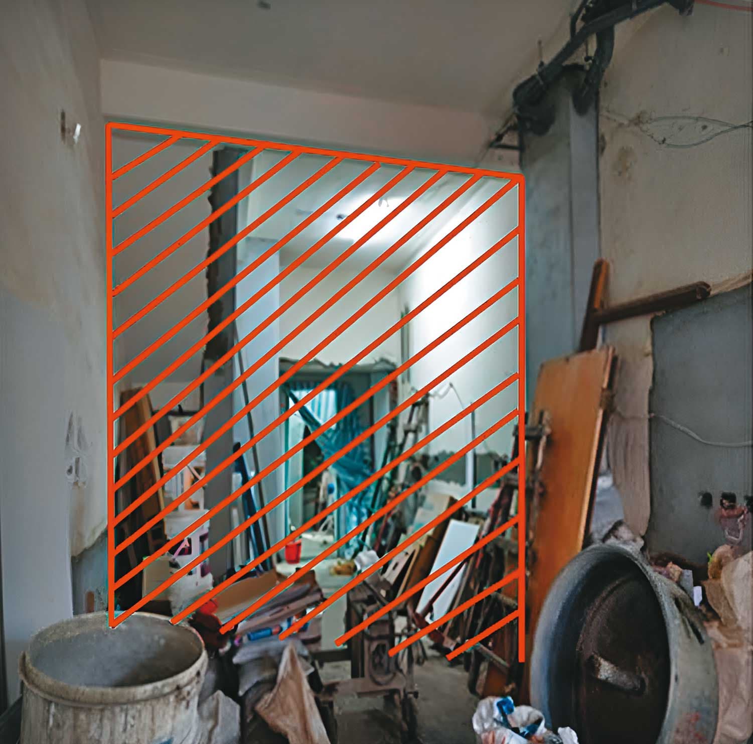 陳姓鄰居進入蕭君平夫婦改建中的房子，拍得承重牆遭拆除照片。（讀者提供）