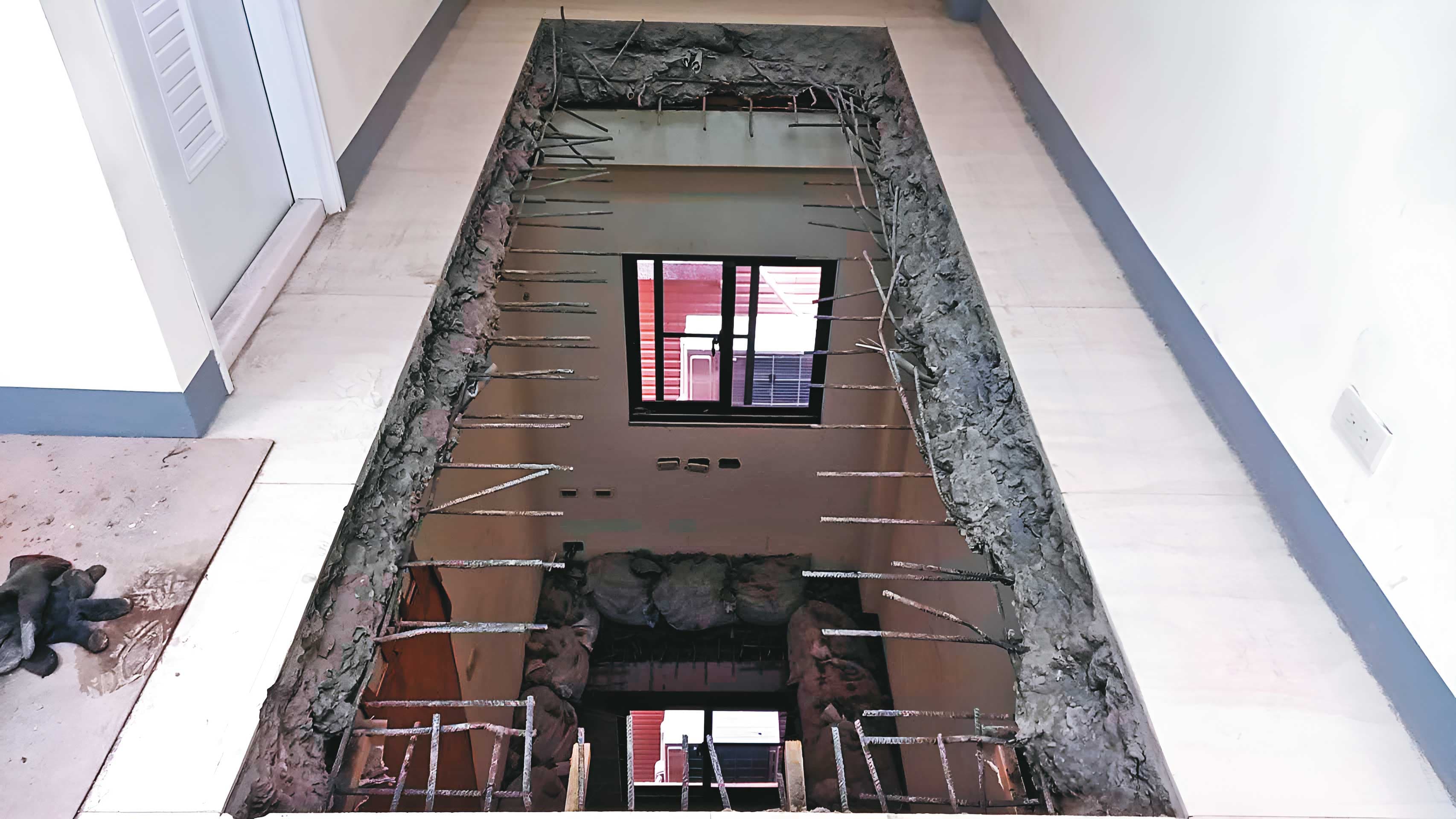 高雄市工務局去年認定蕭君平與妻增建的房子是違建而拆地板。(讀者提供)