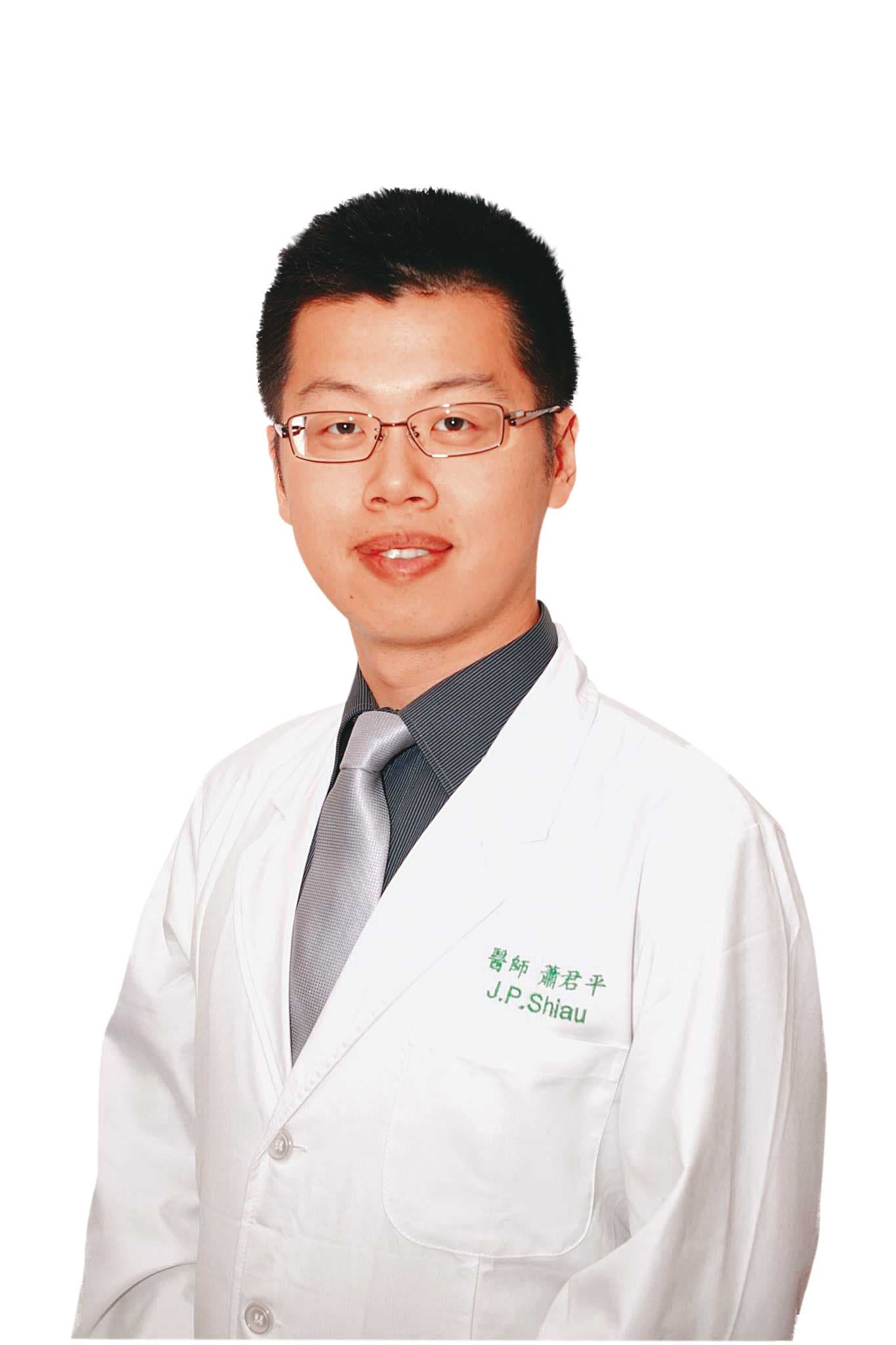 蕭君平(圖)與妻秦芷菁都是醫師,買老透天厝改建因鄰損遭求償250萬元。(翻攝蕭君平臉書)