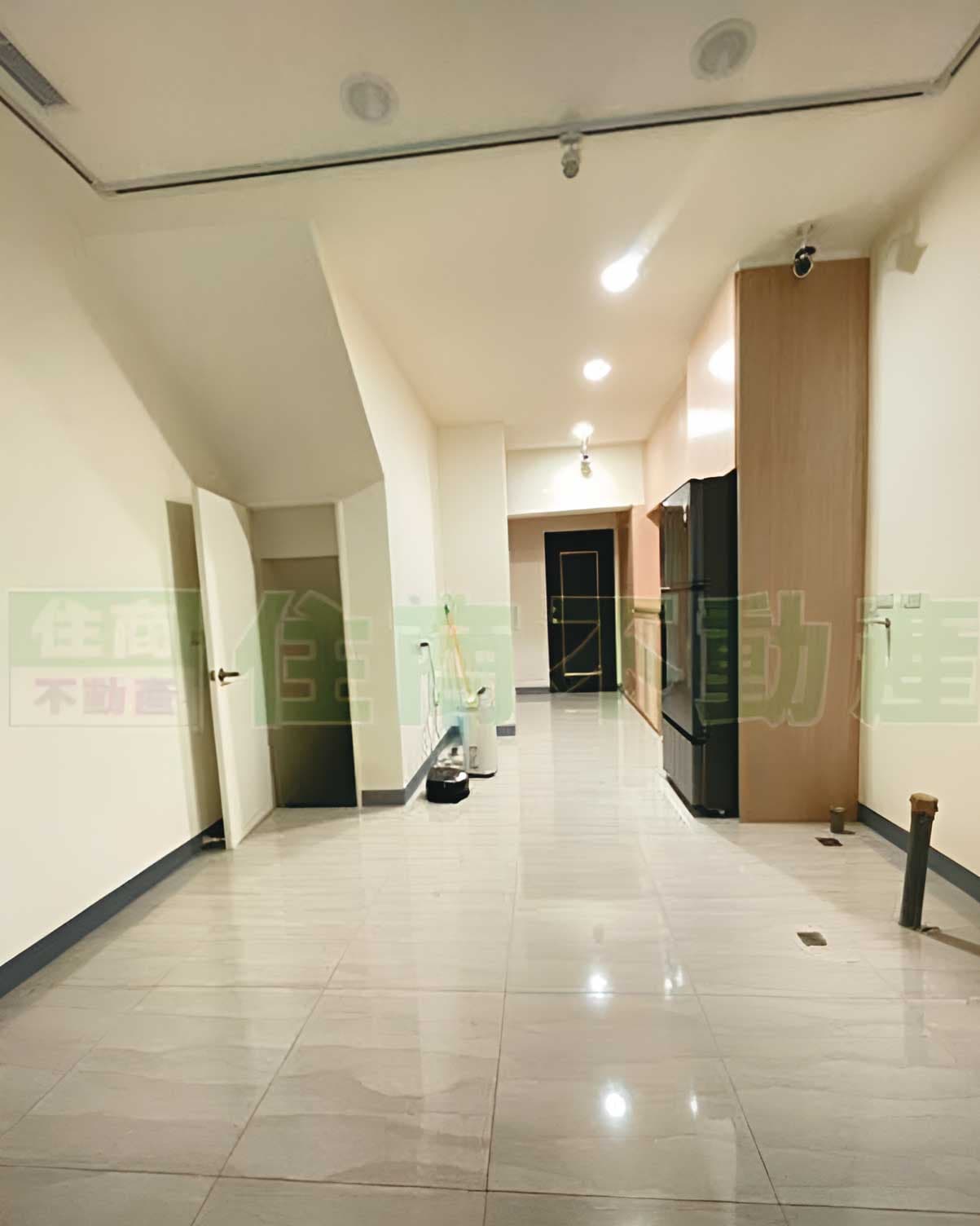 曾因違建而被拆除地板的房屋,日前復工重建完成,曾在房仲網待售,目前已出租。(讀者提供,翻攝仲介網)