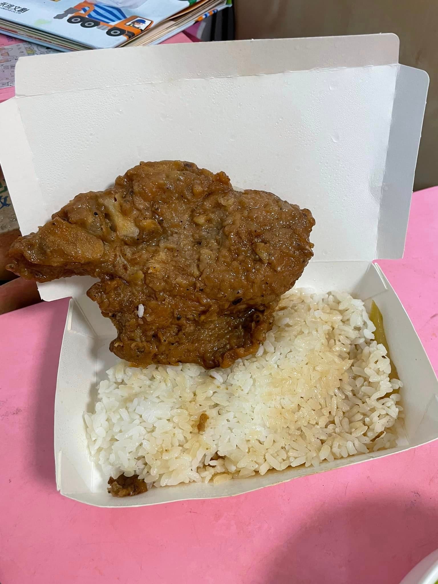 女網友花了80元買了排骨飯,打開一看發現只有排骨跟飯,到店家的Google評論留下兩顆星負評,老闆則回覆「不然裡面會出現雞腿嗎」。(翻攝自臉書社團爆怨公社)