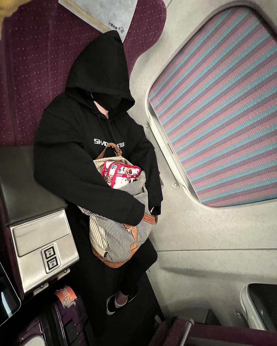 小S南下高雄看張惠妹的演唱會,依舊拿的是用了14年的托特包。(翻攝自小S臉書)