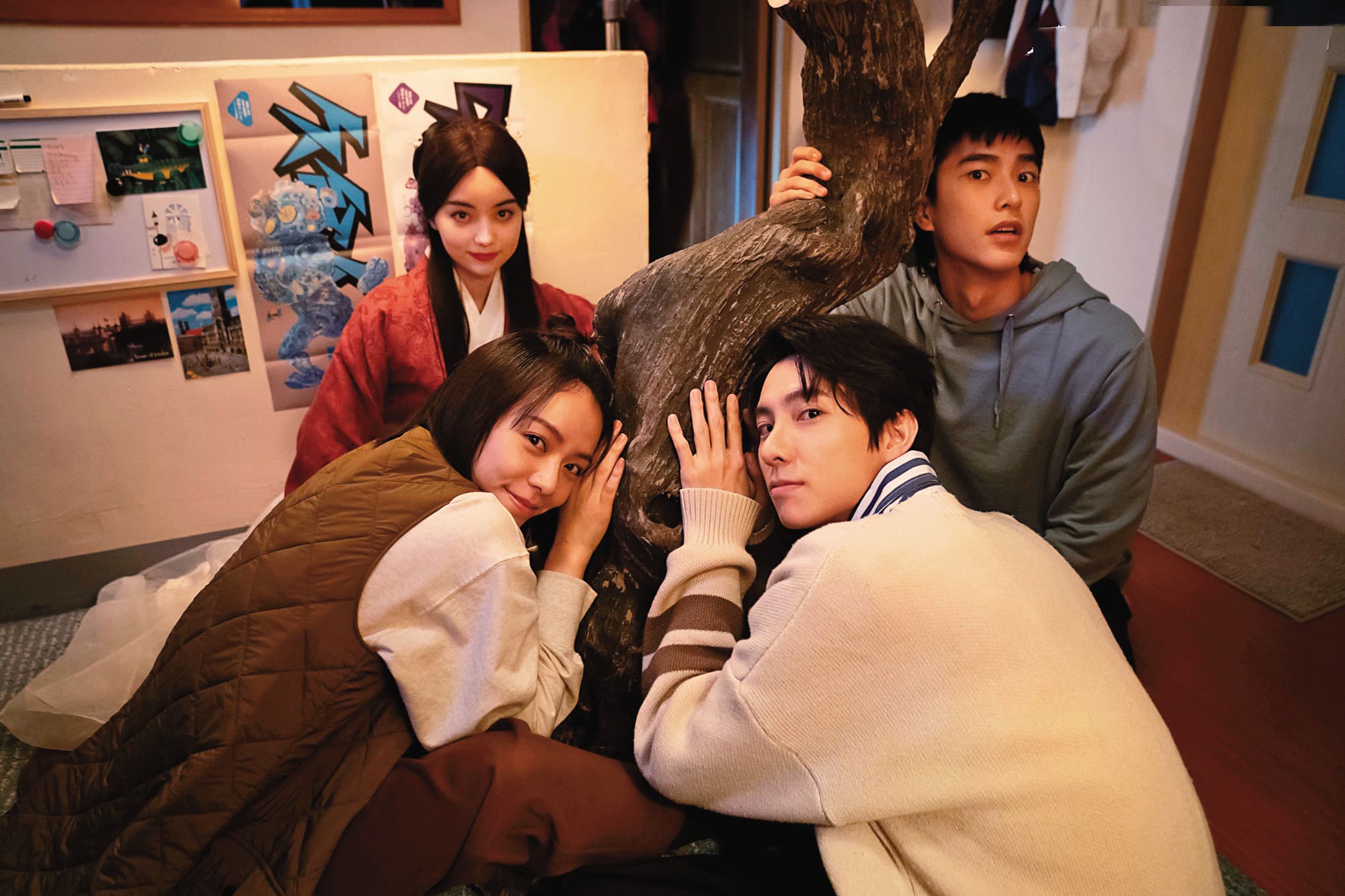宋芸樺(前左)和曾敬驊(後右)主演奇幻劇《不良執念清除師》。